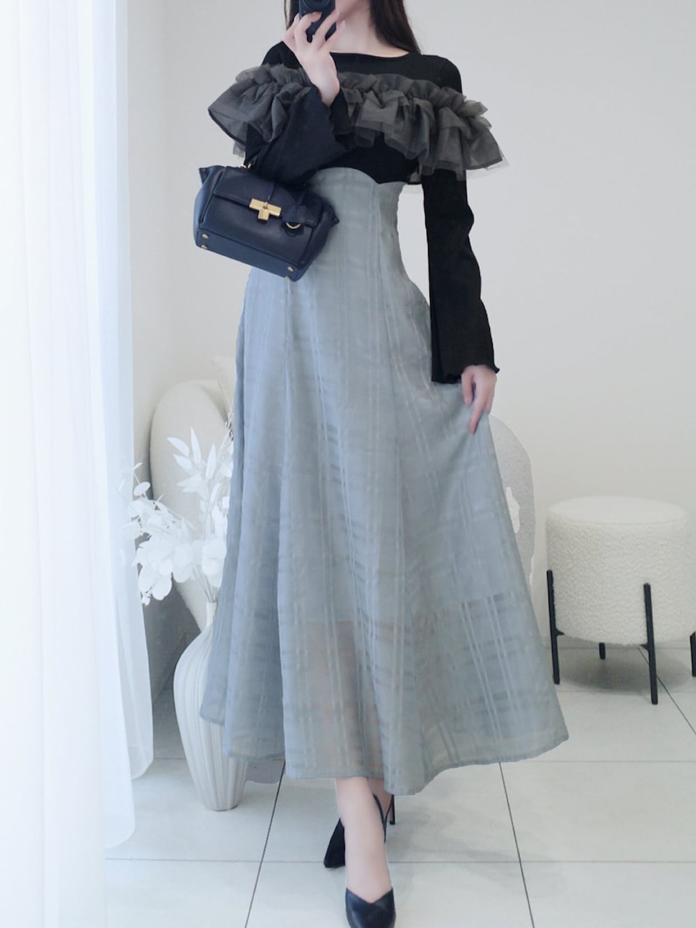「mily biletの【mily bilet】大人の女性にぴったり！チュールフリルデザインドッキングワンピース(ロング丈)（ワンピース、ブラック系）」を使った、classicalelfクラシカルエルフさん（レディース・162cm）の冬コーディネートの1枚目の写真