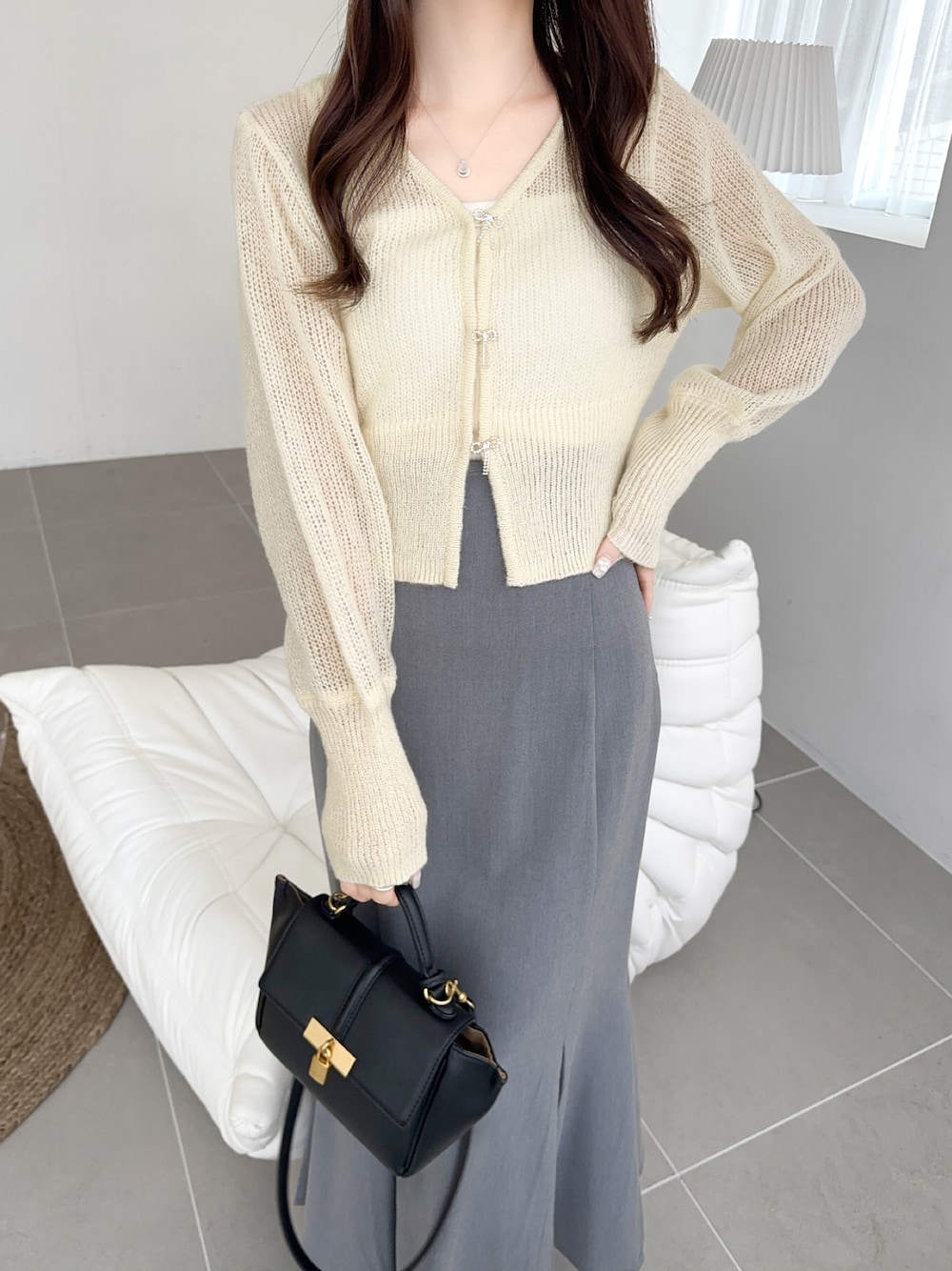 「mily biletの【mily bilet】大人可愛さマックス。透かし編みビジューリボンボタンニットカーディガン(ショート丈)（カーディガン/ボレロ、ホワイト系）」を使った、classicalelfクラシカルエルフさん（レディース・156cm）の冬コーディネートの1枚目の写真