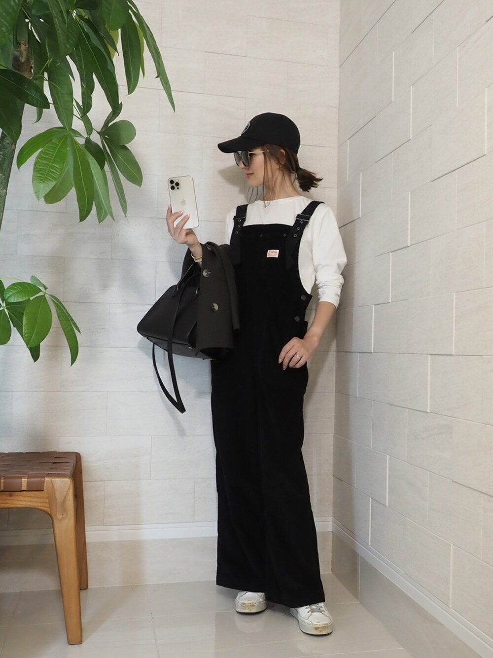 「コーデュロイ、コーデュロイパンツ、サロペット、オーバーオール、だから秋服が好き、秋コーデ、プチプラ、プチプラコーデ」｜「Javaの《Javaジャバコラボ》ゆるっと楽ちん。大人が着るコーデュロイサロペットパンツ（サロペット/オーバーオール、ブラック系）」を使った、classicalelfクラシカルエルフさん（レディース・158cm）の秋コーディネートの1枚目の写真