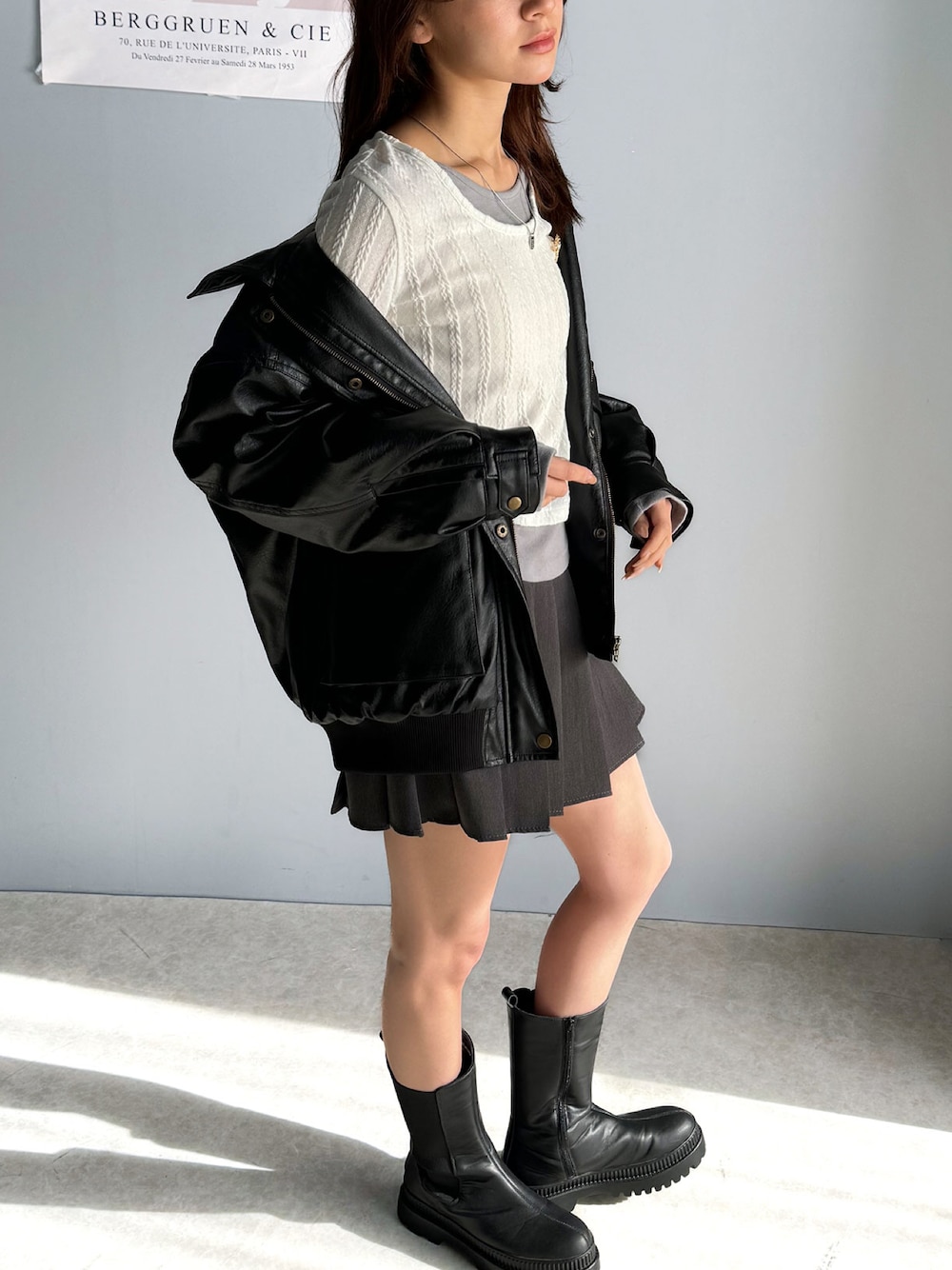 「mily biletの【mily bilet】トレンド感満載のドッキングデザイン。ブローチ付き異素材レイヤード風ケーブル編みカットソー（長袖）（Tシャツ/カットソー、ホワイト系）」を使った、classicalelfクラシカルエルフさん（レディース・163cm）の冬コーディネートの1枚目の写真