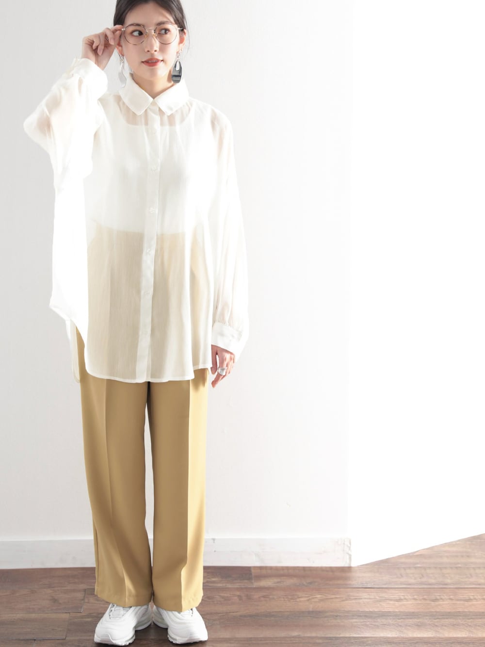 「ロングシャツ、カラーパンツ、秋トレンド2021、秋先取りコーデ、イエローパンツ、ootd、秋のコーデ」｜「classicalelfの美シルエット。リネンライクセンタープレスパンツ（スラックス、イエロー系）」を使った、classicalelfクラシカルエルフさん（レディース・163cm）の秋コーディネートの1枚目の写真