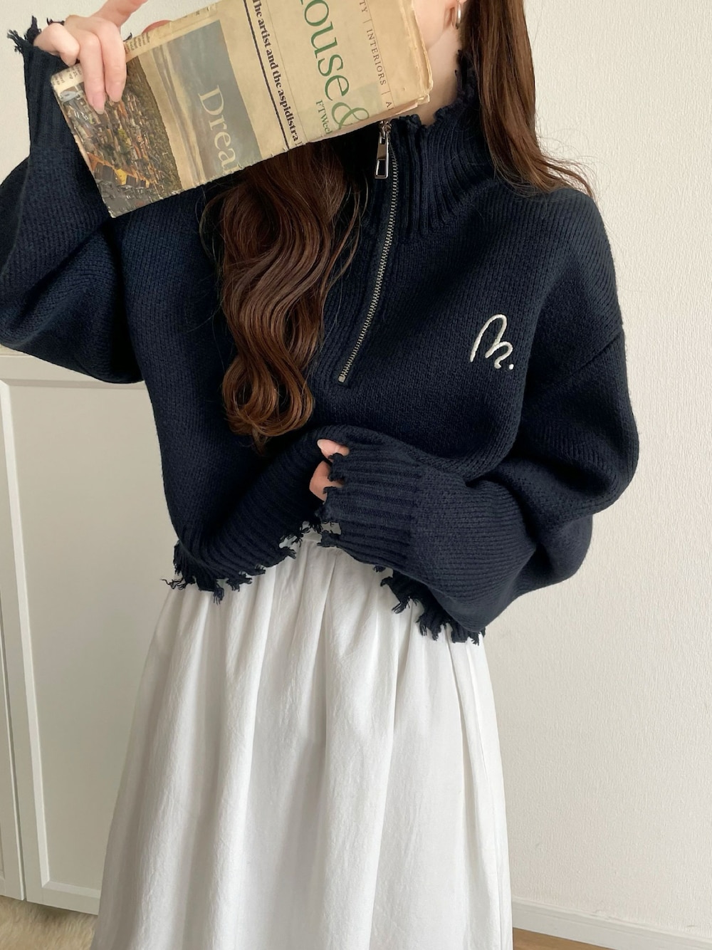 「mily biletの【mily bilet】大人可愛いクラッシュトップス。ダメージハーフジップ胸刺繍ニット（ニット/セーター、ブルー系）」を使った、classicalelfクラシカルエルフさん（レディース・154cm）の冬コーディネートの1枚目の写真