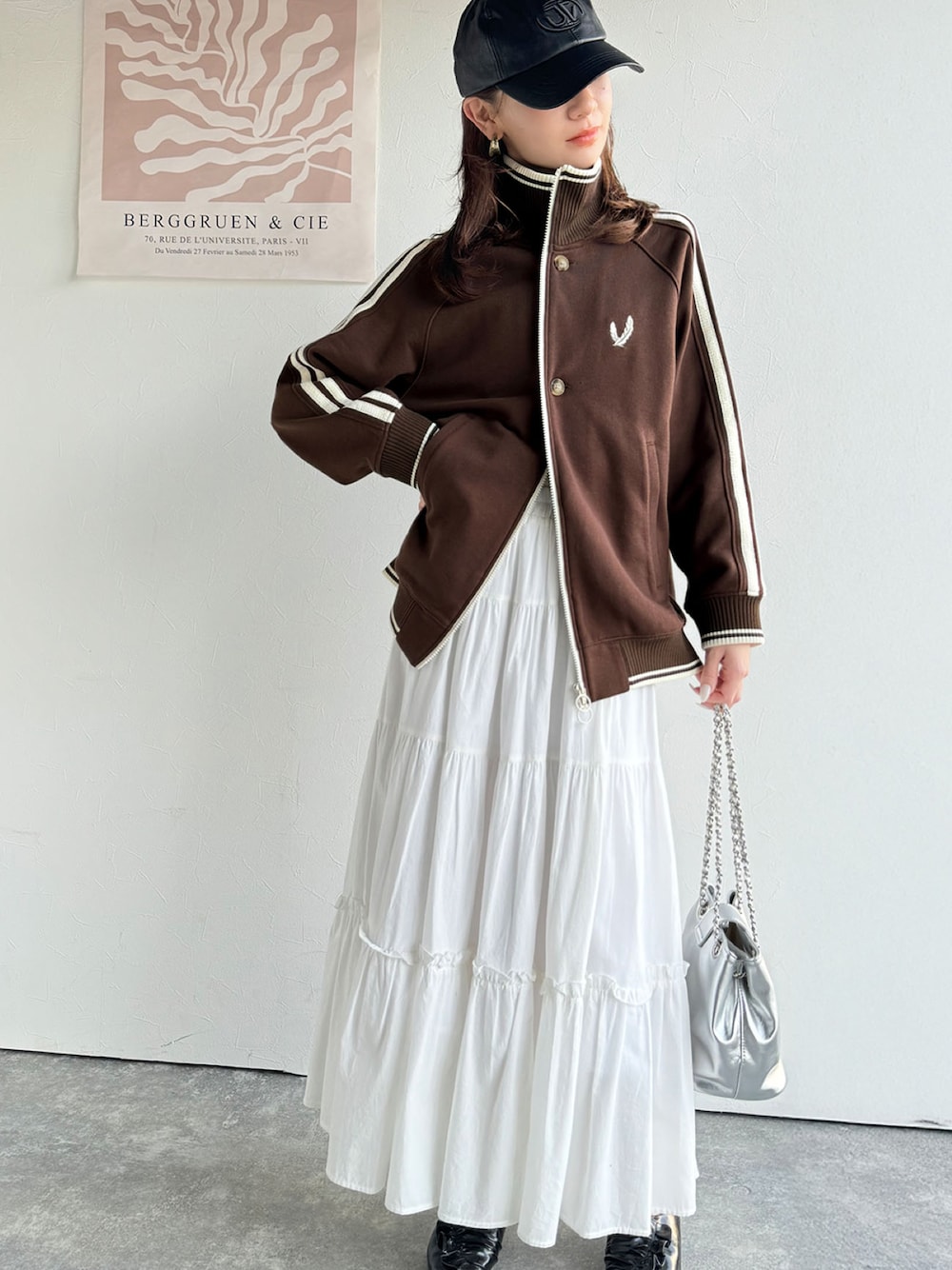 「mily biletの【mily bilet】配色スタンドネックがスポーティー。フロントボタン2way胸刺繍サイドレースダブルジップアップブルゾン（ブルゾン、ブラウン系）」を使った、classicalelfクラシカルエルフさん（レディース・163cm）の冬コーディネートの1枚目の写真