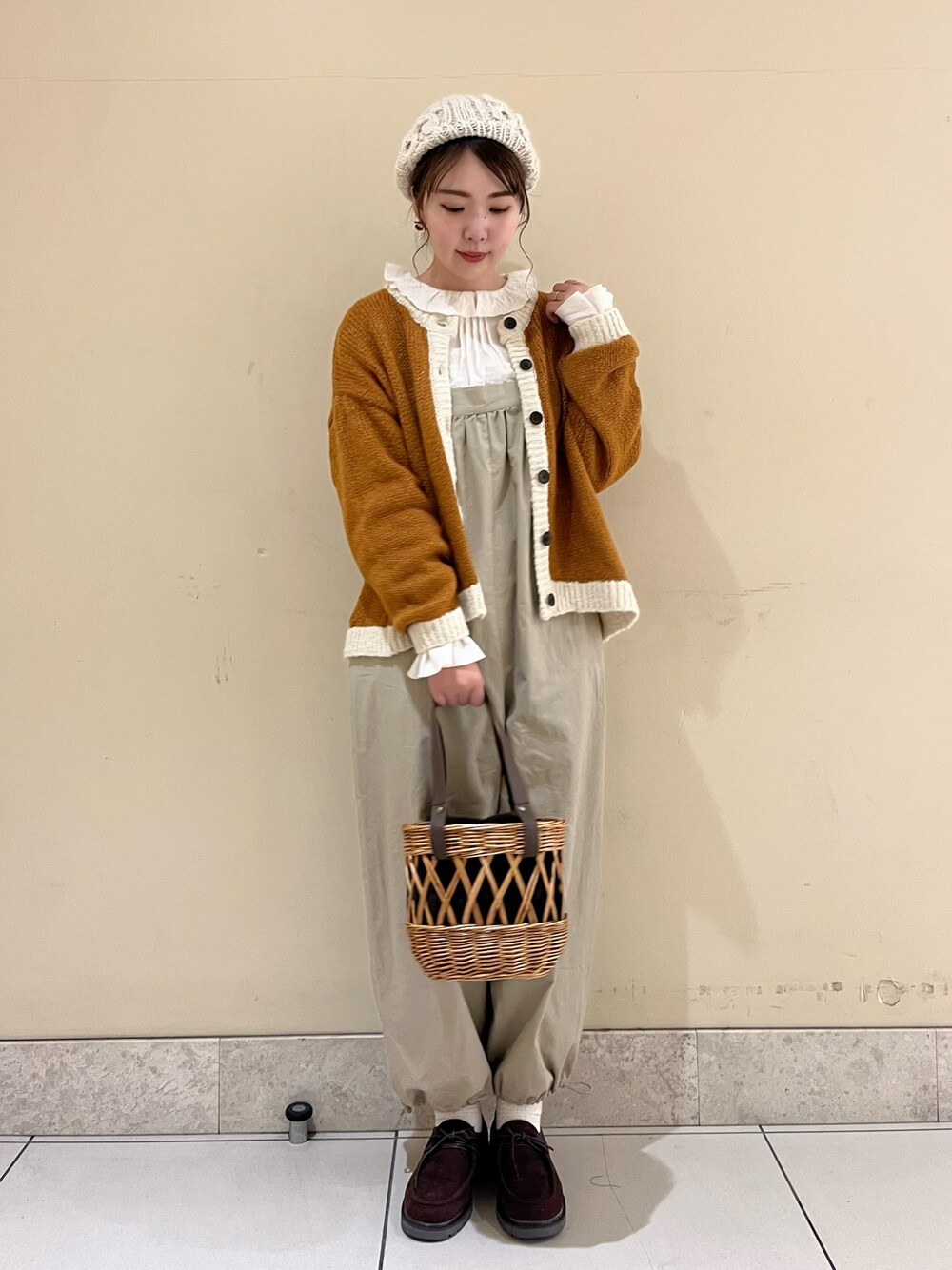 「冬コーデ、冬、Samansa Mos2、Samansa Mos2 home’s、ナチュラル、カジュアルコーデ、大人カジュアル、サロペット、前後2way、カーディガン、イエロー、かごバッグ、ベレー帽、パンツスタイル、フリルブラウス」｜「Samansa Mos2のぽんぽん付ニットベレー（ハット、ホワイト系）」を使った、ayaさん（レディース・165cm）の冬コーディネートの1枚目の写真
