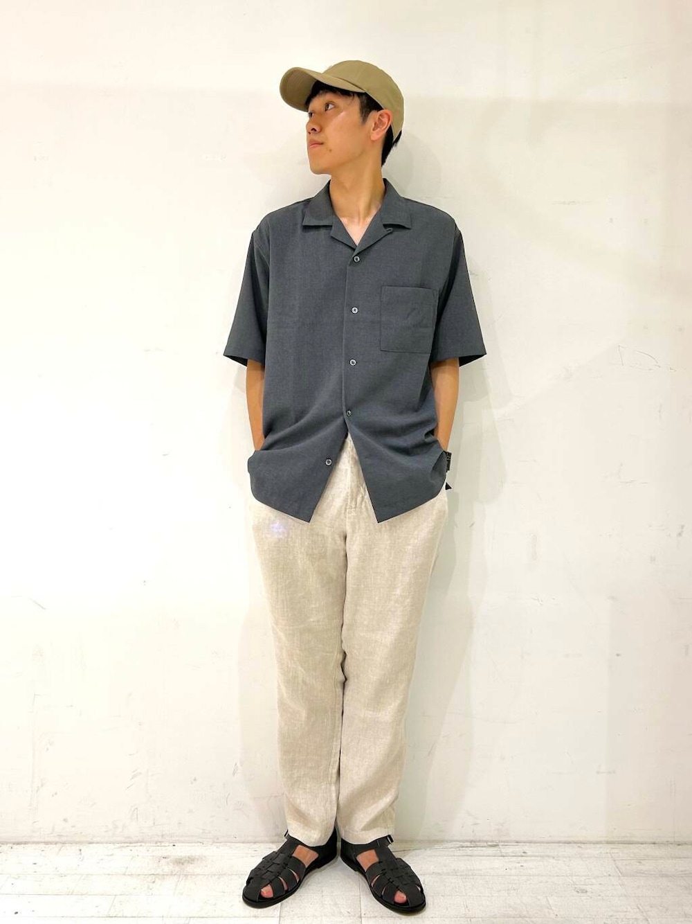 「シンプル、アーバンリサーチ、大人カジュアル、シャツスタイル、カジュアル、urbanresearchdoors、ワントーン、URBANRESEARCH、シンプルコーデ、休日スタイル、doors、ドアーズ、サンダルコーデ、旅行コーデ、帰省コーデ」｜「URBAN RESEARCH DOORSの『XLサイズ/WEB限定』ツイルリネン イージートラウザー（その他パンツ、ホワイト系）」を使った、なりさん（メンズ・174cm）の夏コーディネートの1枚目の写真