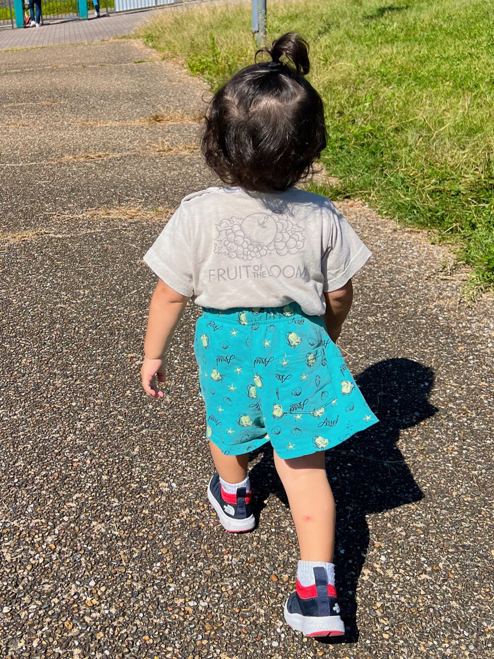 「男の子、プチプラ、2歳、キッズコーデ」｜「FRUIT OF THE LOOMのアイテム（Tシャツ/カットソー、ベージュ系）」を使った、ひなりのゆわさん（キッズ・100cm）の春コーディネートの1枚目の写真
