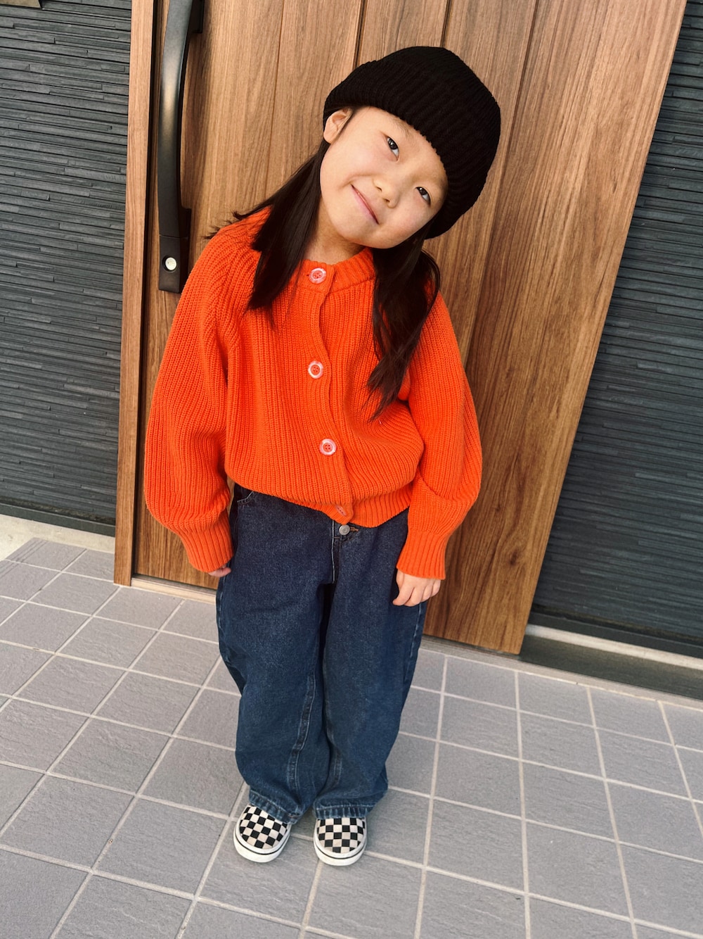 「GU、プチプラ、小学生女子、オレンジコーデ、デニム、バンズ」｜「GUのアイテム（ニットキャップ/ビーニー、ブラック系）」を使った、ひなりのゆわさん（キッズ・100cm）の春コーディネートの1枚目の写真