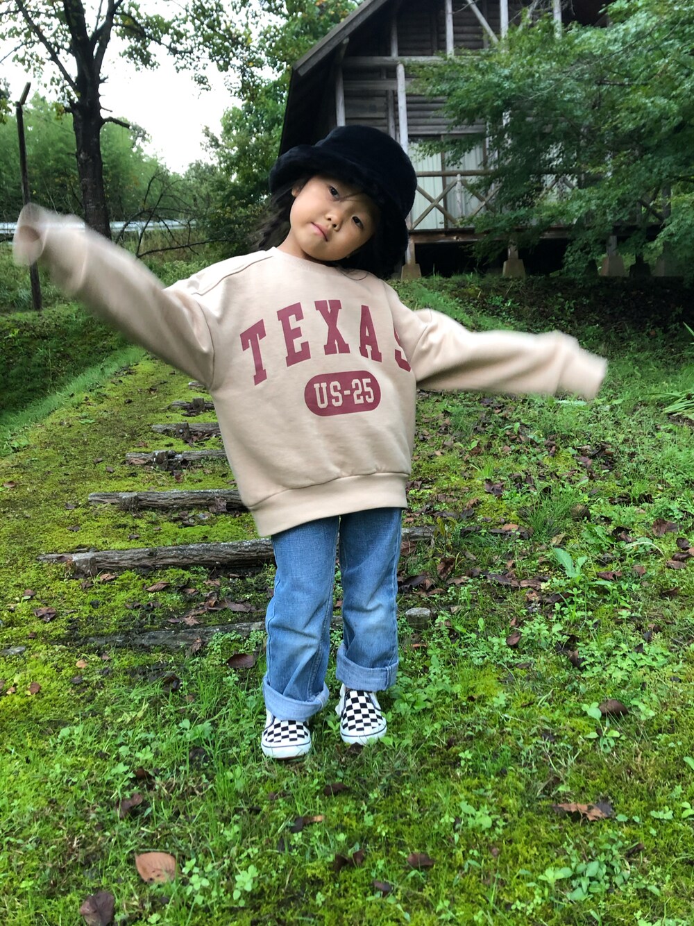 「スニーカーコーデ、キッズファッション、ビッグシルエット、むすめ服、カジュアル、バケットハット」｜「Birthdayのアイテム（スウェット、ベージュ系）」を使った、ひなりのゆわさん（キッズ・100cm）の冬コーディネートの1枚目の写真