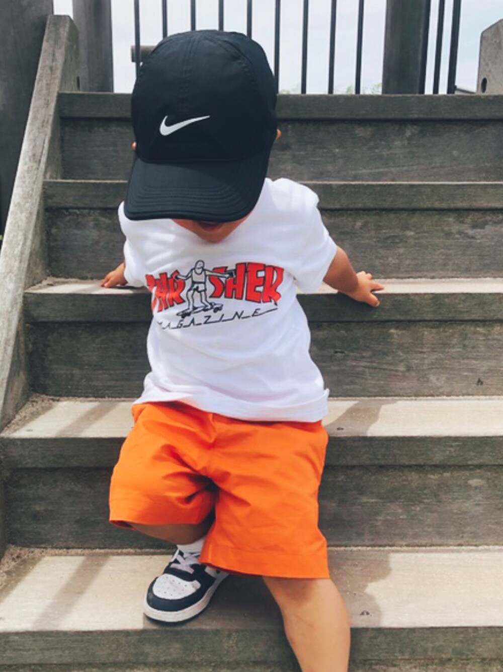 「夏コーデ、シンプルコーデ、キッズファッション、おとこのこ、男の子、3歳、カラーパンツ、夏だ！Tシャツ着よう！、夏」｜「THRASHERのTHRASHER/スラッシャー S/S　KIDS TEE　GONZ HOMETOWN（Tシャツ/カットソー、ホワイト系）」を使った、ひなりのゆわさん（キッズ・100cm）の夏コーディネートの1枚目の写真