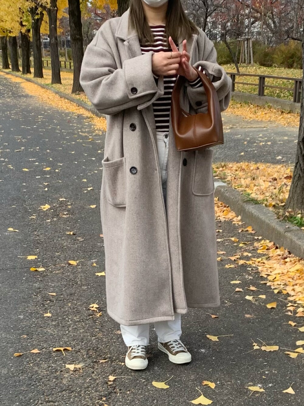 「冬コーデ」｜「aimohaのアイテム（ハンドバッグ、ブラウン系）」を使った、でんさん（レディース・161cm）の冬コーディネートの1枚目の写真