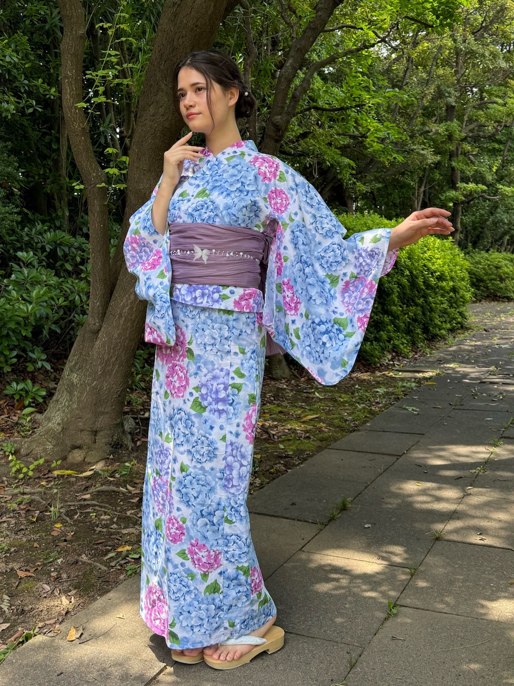 ホワイト系の和装小物、ホワイト系の浴衣、シルバー系のヘアピンを着用したレディースの夏コーディネートの1枚目の写真