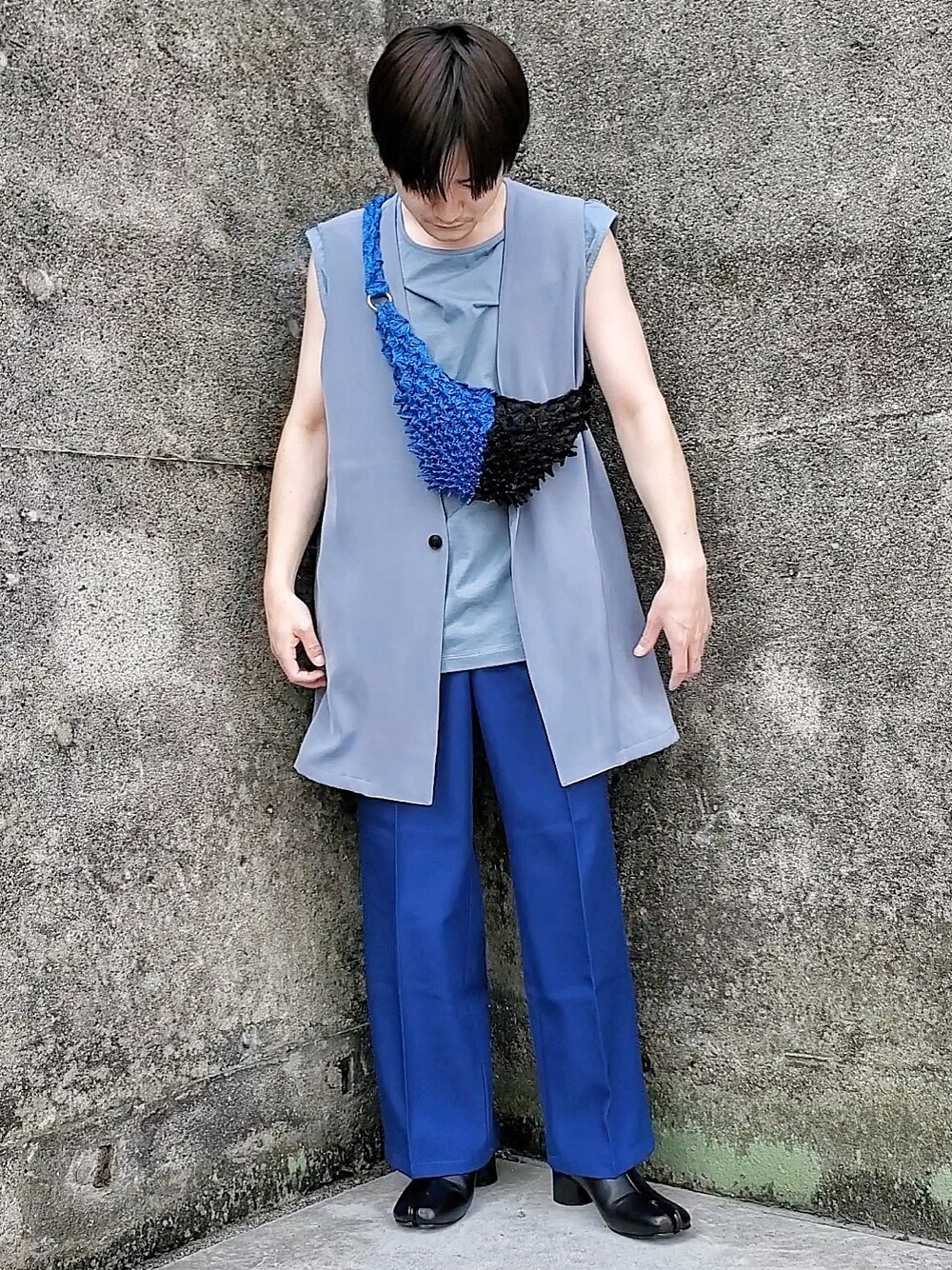 「カラーコーデ、カラーパンツ、ブルー、ワントーンコーデ、ロングジレ、タンクトップ、ワイドスラックス、タビブーツ、ショルダーバッグ」｜「HAREの【SETUP対応】トロミノーカラージレ(HARE)（ベスト、ブルー系）」を使った、kulaさん（メンズ・173cm）の夏コーディネートの1枚目の写真