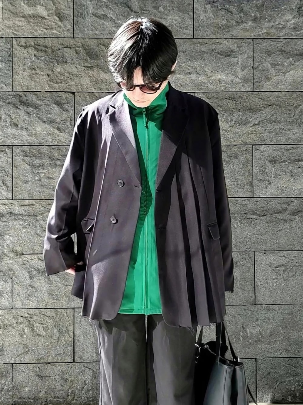 「春服デビュー宣言、大人コーデ、ジャケット、ナイロンジャケット、グリーン、ブラックコーデ、トートバッグ、サングラス」｜「Jugaad14の【Jugaad14】OCEAN MATTE（サングラス、ブラック系）」を使った、kulaさん（メンズ・173cm）の春コーディネートの1枚目の写真