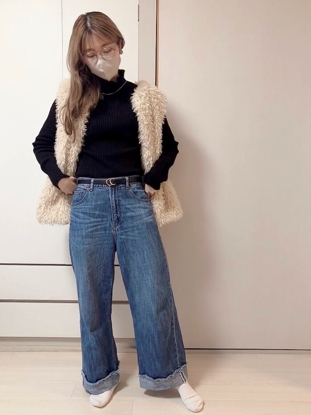 「春コーデ、ファーベスト、ダテメガネ、デニムワイドパンツ、黒ニット」｜「SENSE OF PLACE by URBAN RESEARCHのストレッチリブハイネックセーター（ニット/セーター、ブラック系）」を使った、mi.さん（レディース・155cm）の春コーディネートの1枚目の写真