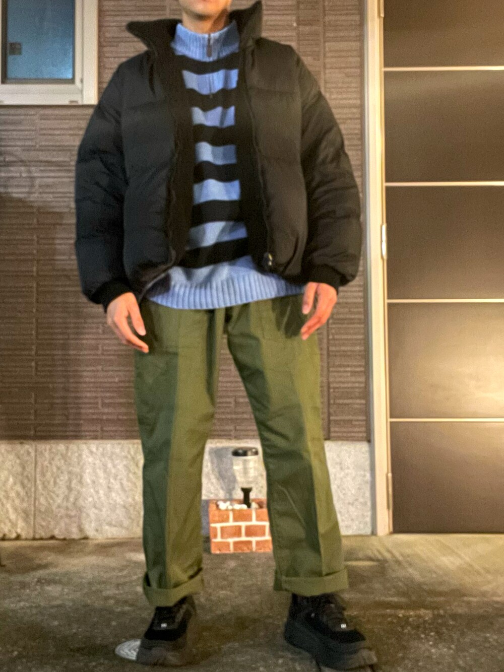 「私の推しブランド、お洒落さんとつながりたい、冬のコーデ、休日スタイル、低身長、古着コーデ、モックネック、スニーカーコーデ」｜「CASPER JOHNのReversible Boa Down Jacket/リバーシブルボアダウンジャケット(ダウン70%,フェザー30%)（ダウンジャケット/コート、ブラック系）」を使った、ゆーたさん（メンズ・165cm）の冬コーディネートの1枚目の写真