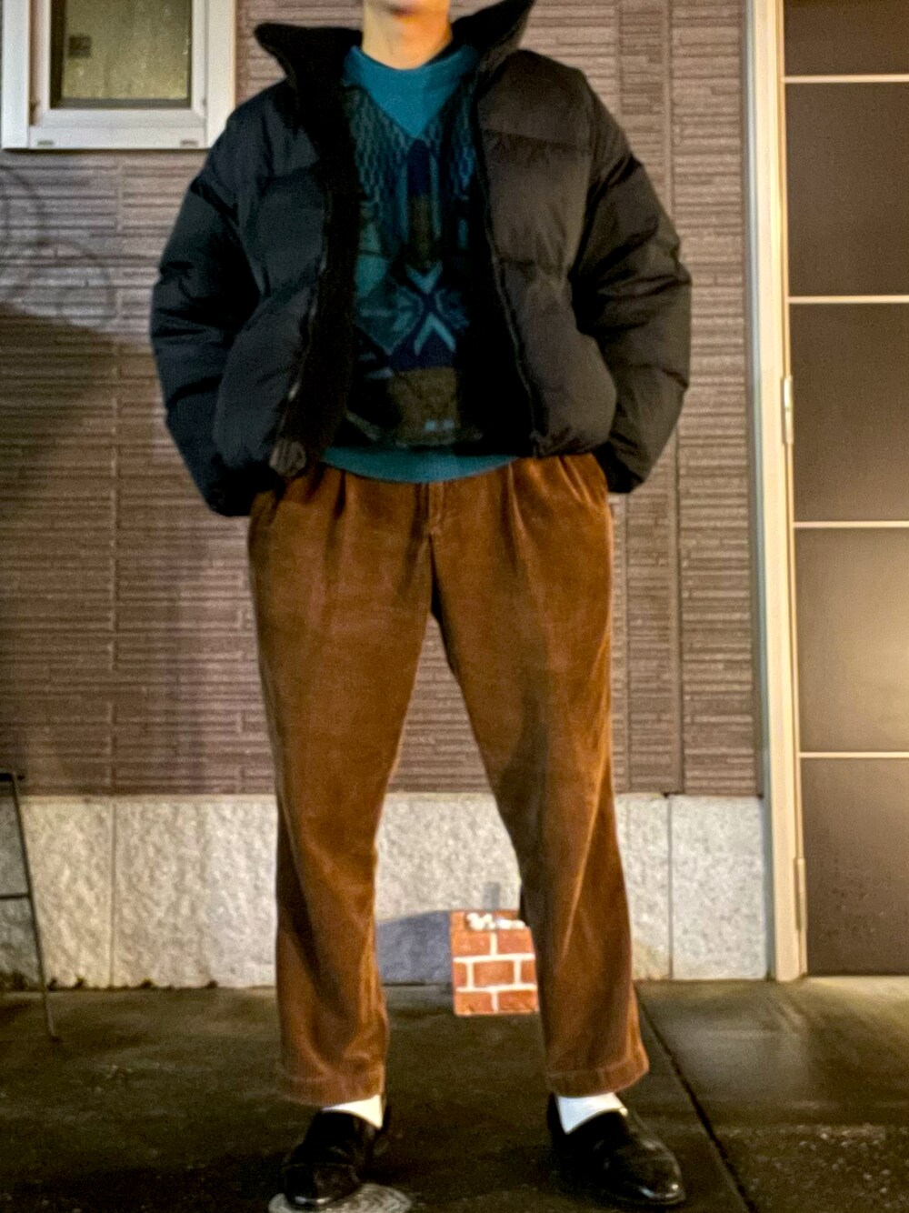 「大人カジュアル、おしゃれさんと繋がりたい、ストリートコーデ、低身長男子、革靴、カラーパンツ」｜「CASPER JOHNのReversible Boa Down Jacket/リバーシブルボアダウンジャケット(ダウン70%,フェザー30%)（ダウンジャケット/コート、ブラック系）」を使った、ゆーたさん（メンズ・165cm）の冬コーディネートの1枚目の写真