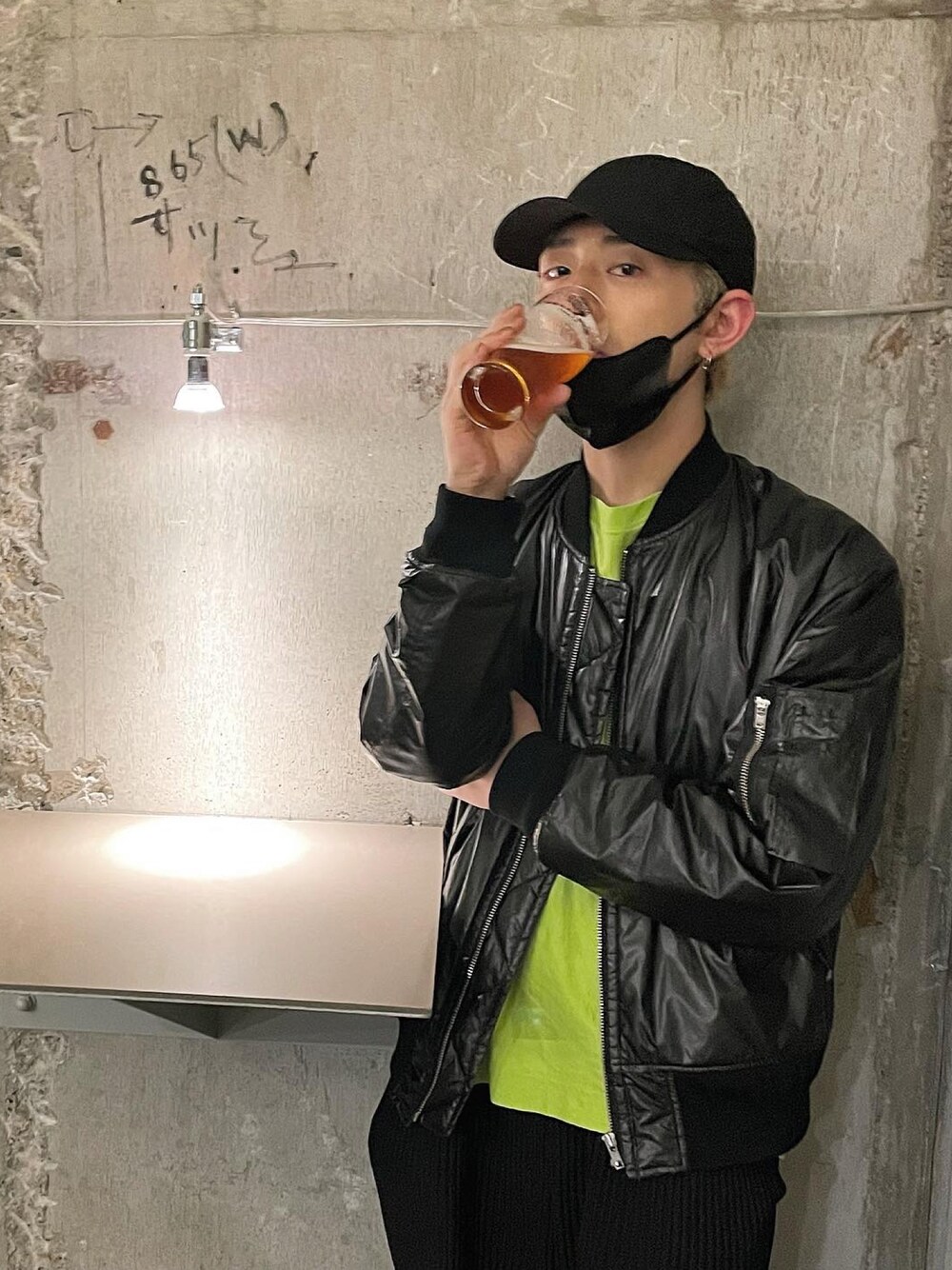 「KIJIMA TAKAYUKI、TOGA、HOMME PLISSÉ ISSEY MIYAKE、ISSEY MIYAKE、ブラック、ブラックコーデ、蛍光カラー」｜「KIJIMA TAKAYUKIのKIJIMA TAKAYUKI　ELASTIC BACK 6PANEL CAP（キャップ、ブラック系）」を使った、Yuta Nishijimaさん（メンズ・170cm）の春コーディネートの1枚目の写真