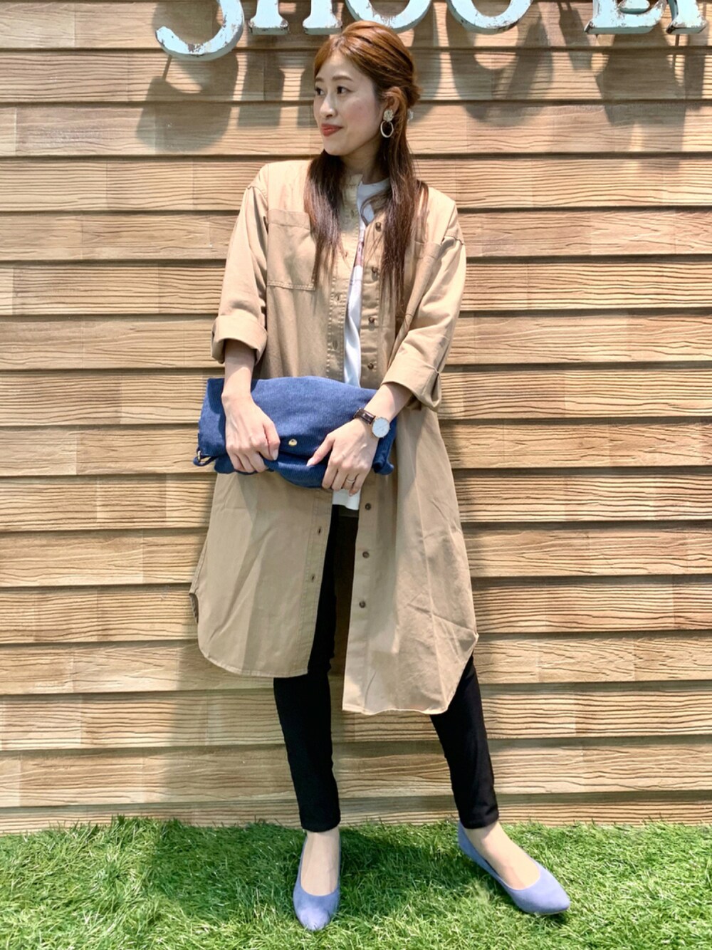 「シューラルー、ドレスキップ、秋コーデ、大人カジュアル、きれいめカジュアル、ベージュ、シャツワンピース、ビッグシルエット、ロンT、スキニーパンツ、ブルー、トートバッグ、パンプス、プチプラ、プチプラコーデ」｜「SHOO・LA・RUEのアイテム（シャツワンピース、ベージュ系）」を使った、E r i   さん（レディース・162cm）の秋コーディネートの1枚目の写真