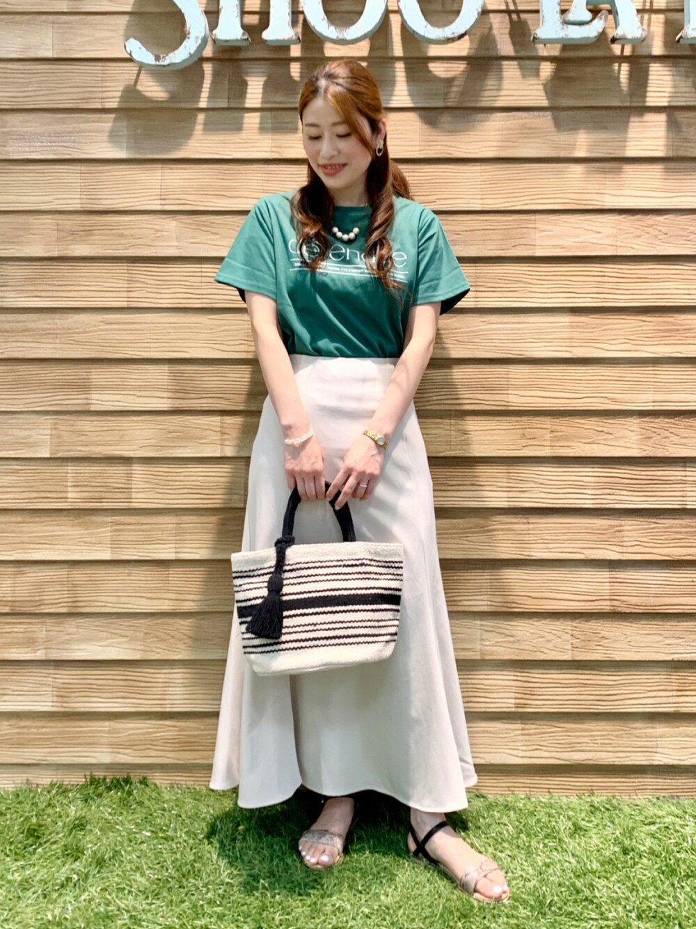 「シューラルー、ドレスキップ、大人カジュアル、きれいめカジュアル、リンクコーデ、グリーンコーデ、グリーン、ロゴT、マーメイドスカート、スカート、トートバッグ、サンダル、夏だ！Tシャツ着よう！」｜「SHOO・LA・RUEの【S-L】シンプルロゴプリントTシャツ（Tシャツ/カットソー、グリーン系）」を使った、E r i   さん（レディース・162cm）の夏コーディネートの1枚目の写真