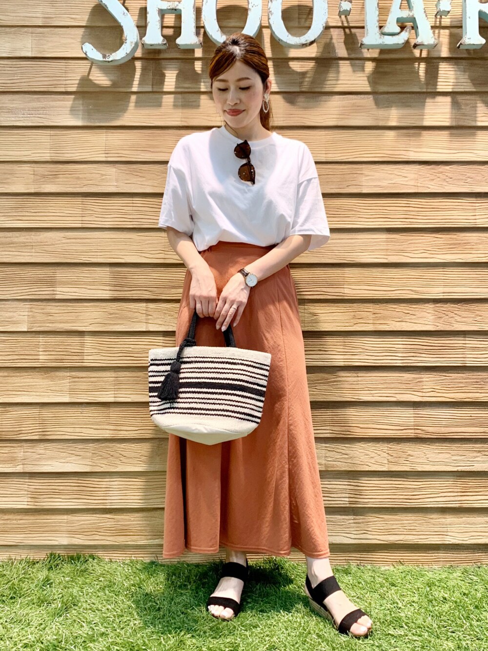 ホワイト系のTシャツ/カットソー、オレンジ系のスカート、ブラック系のトートバッグを着用したレディースの夏コーディネートの1枚目の写真