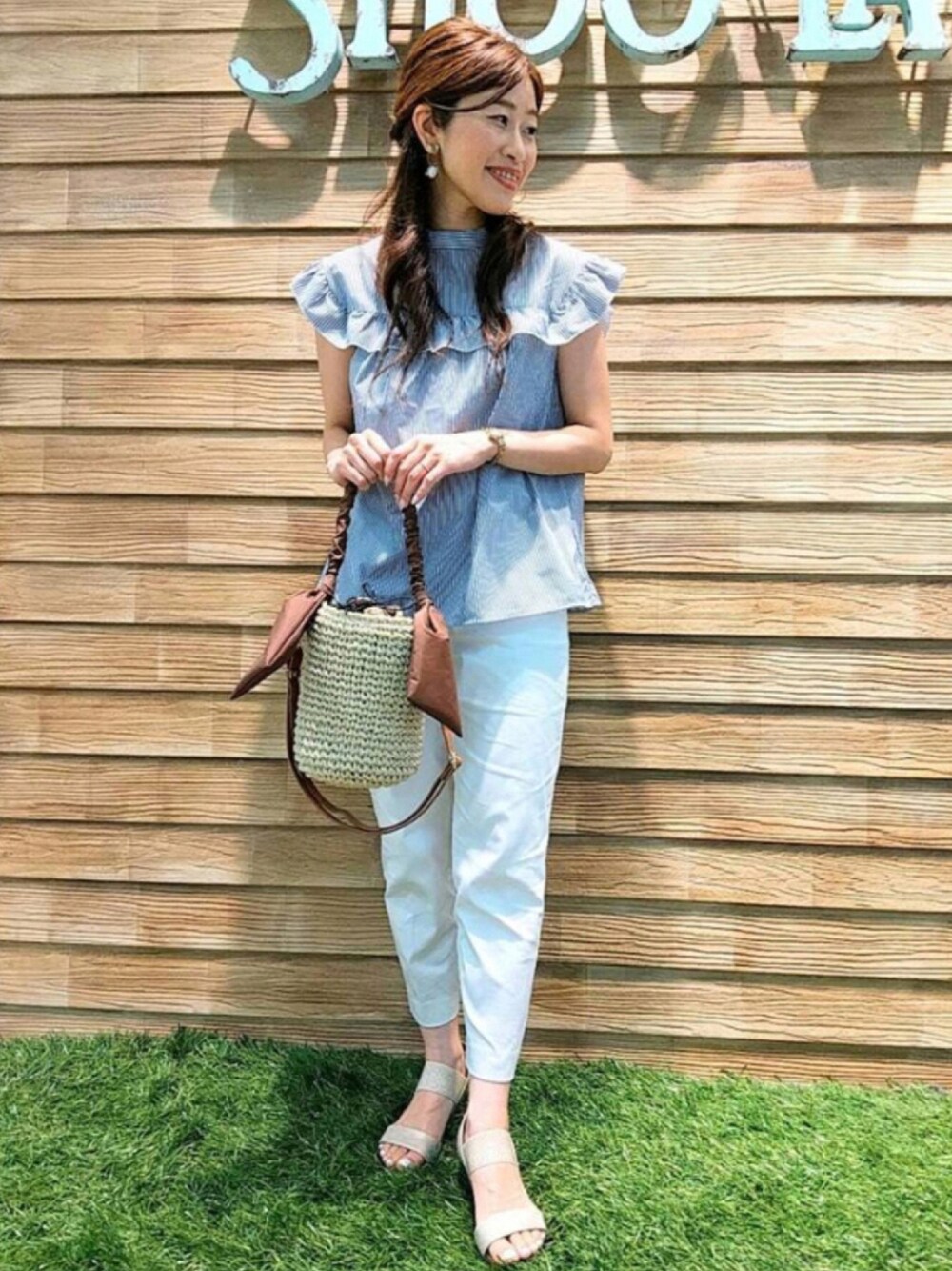 ブルー系のシャツ/ブラウス、ホワイト系のその他パンツ、ブラウン系のトートバッグを着用したレディースの夏コーディネートの1枚目の写真