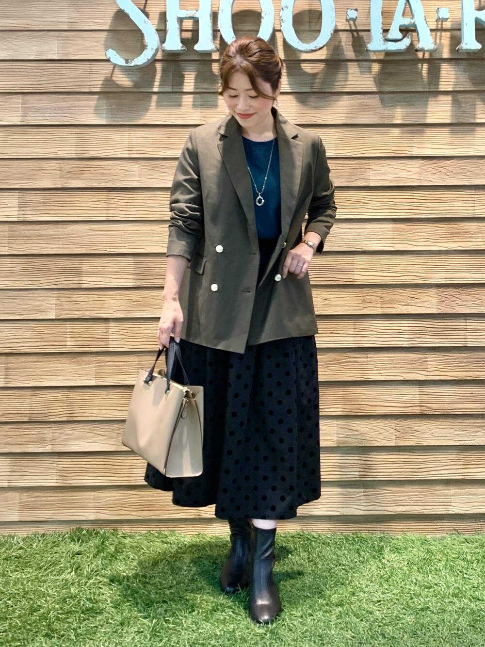 「シューラルー、ドレスキップ、きれいめカジュアル、大人カジュアル、カーキ、ジャケット、テーラードジャケット、ブラウス、ドット、スカート、トートバッグ、ブラック、ブーツ、ミリタリーフェス2025」｜「DRESKIPのマニッシュコーデに 金ボタン テーラージャケット（テーラードジャケット、グリーン系）」を使った、E r i   さん（レディース・162cm）の冬コーディネートの1枚目の写真