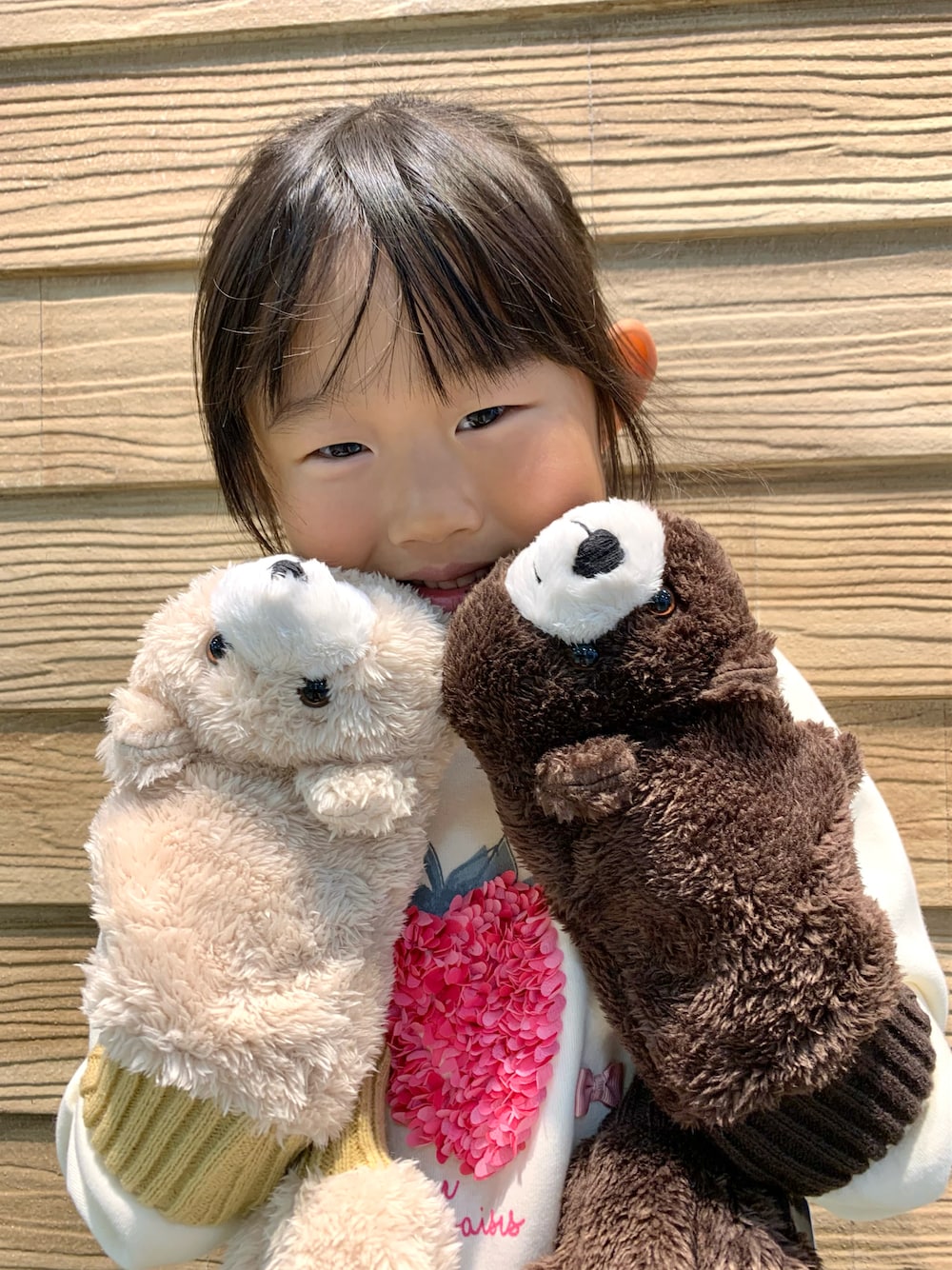 ブラウン系の手袋、ベージュ系の手袋、ブラウン系のその他を着用したキッズの秋コーディネートの1枚目の写真