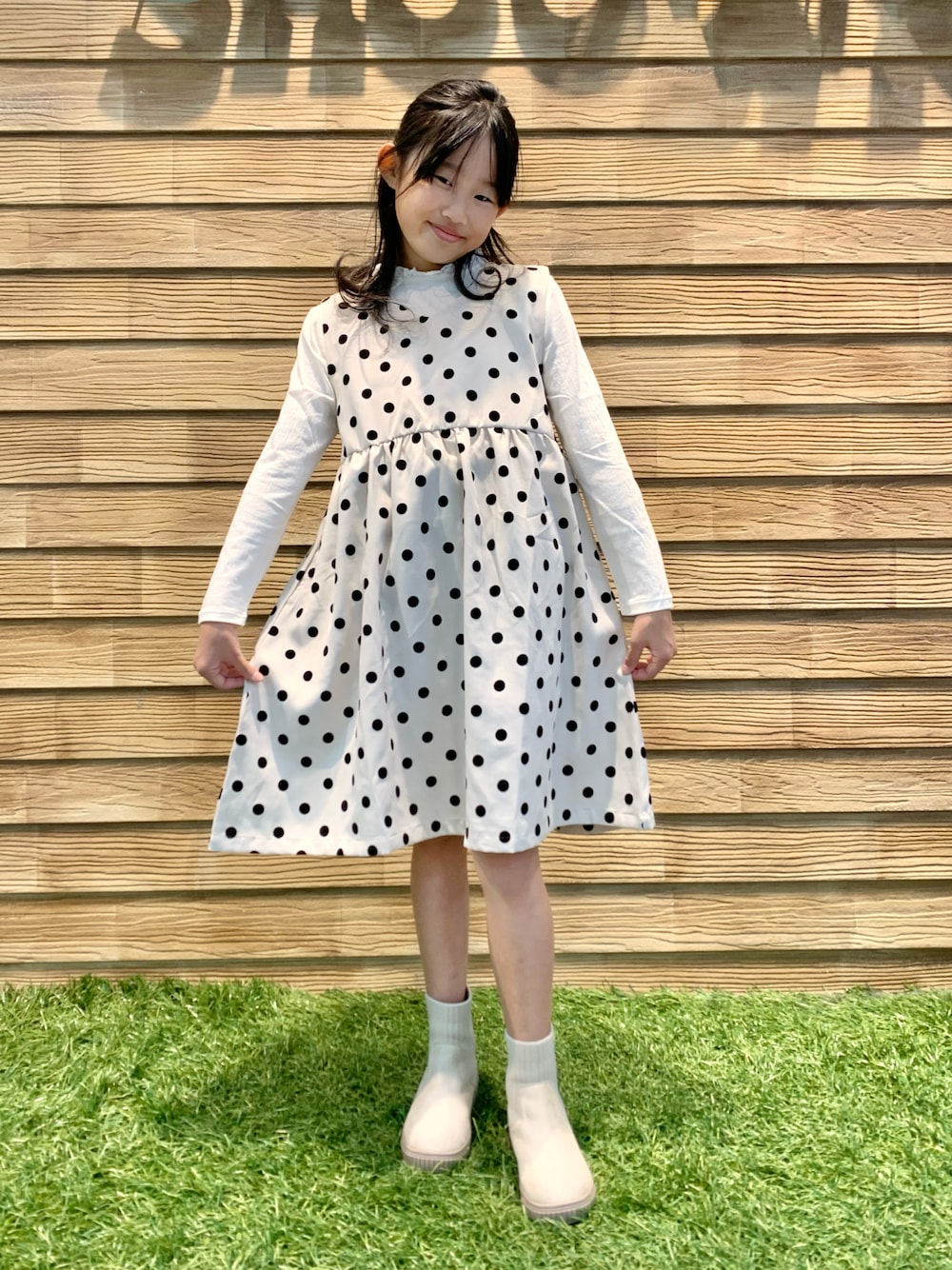 ホワイト系のワンピース、ホワイト系のTシャツ/カットソー、ホワイト系のブーツを着用したキッズの春コーディネートの1枚目の写真