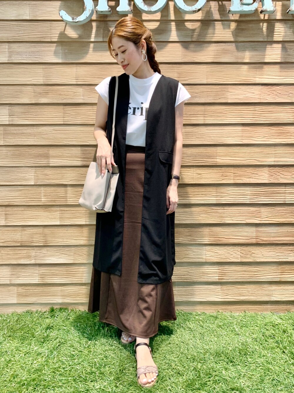 「シューラルー、ドレスキップ、キューティーブロンド、大人カジュアル、きれいめカジュアル、ブラック、ジレ、白Tシャツ、ブラウン、マーメイドスカート、サンダル、プチプラ」｜「DRESKIPの異素材切り替えロングジレ（ベスト、ブラック系）」を使った、E r i   さん（レディース・162cm）の秋コーディネートの1枚目の写真