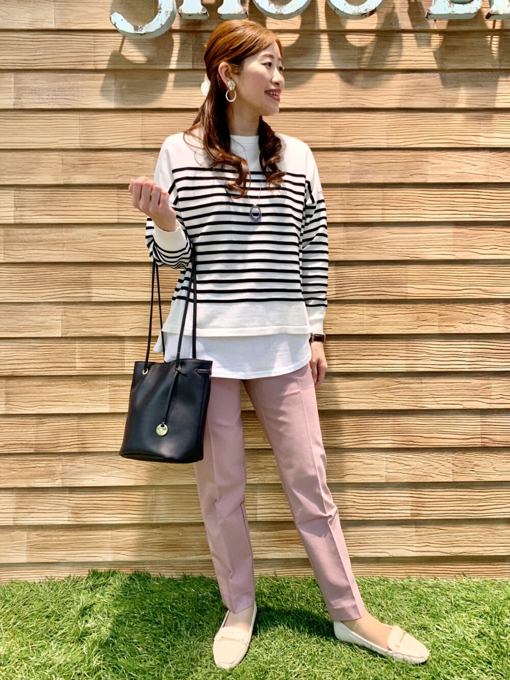 ベージュ系のその他トップス、ピンク系のその他パンツ、ブラック系のトートバッグを着用したレディースの冬コーディネートの1枚目の写真