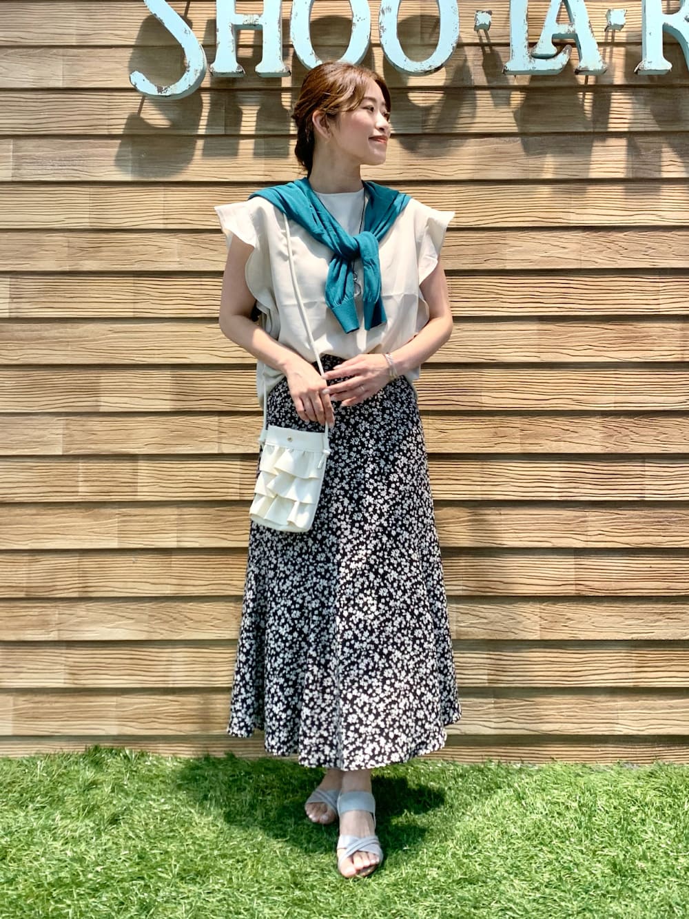 「シューラルー、ドレスキップ、大人カジュアル、きれいめカジュアル、お出かけコーデ、ベージュ、ブラウス、グリーン、カーディガン、花柄、ロングスカート、ショルダーバッグ、プチプラ、セットアップ、スウィーツ同盟会」｜「DRESKIPの【セットアップ可/イージーケア】オンにもオフにも！お袖フリルブラウス（シャツ/ブラウス、ベージュ系）」を使った、E r i   さん（骨格ウェーブ・レディース・162cm）の秋コーディネートの1枚目の写真