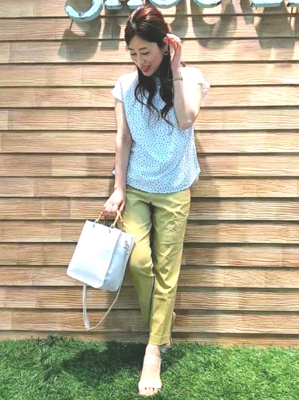 ホワイト系のシャツ/ブラウス、イエロー系のその他パンツ、ホワイト系のトートバッグを着用したレディースの夏コーディネートの1枚目の写真