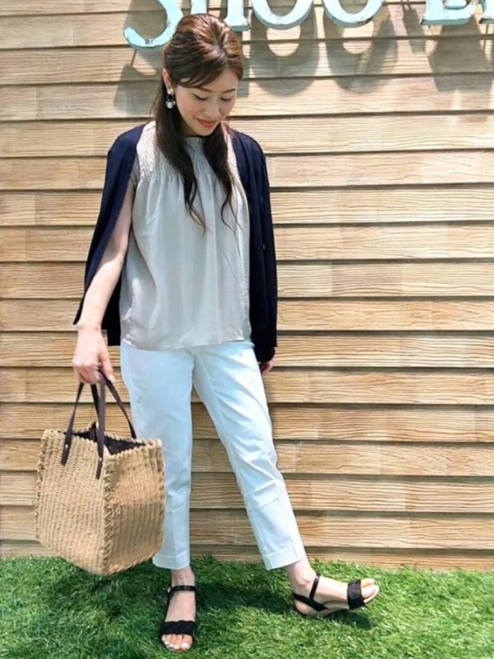 ベージュ系のシャツ/ブラウス、ブルー系のカーディガン/ボレロ、ホワイト系のその他パンツを着用したレディースの夏コーディネートの1枚目の写真