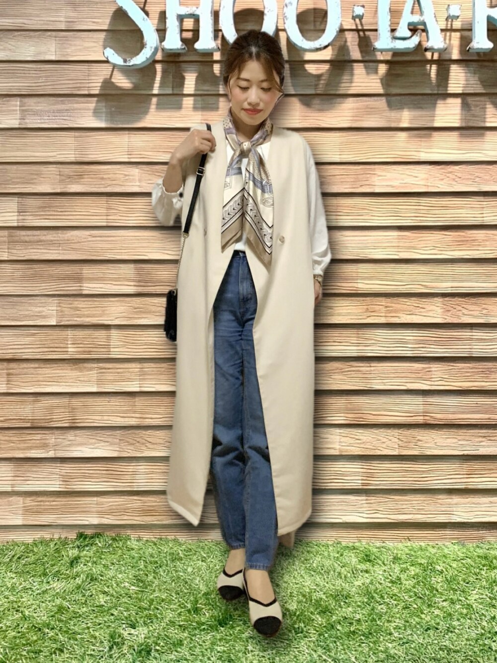 「シューラルー、ドレスキップ、大人カジュアル、きれいめカジュアル、春コーデ、レイヤードスタイル、ベスト、ブラウス、デニム、パンツスタイル、スカーフ、ショルダーバッグ、パンプス、ネクタイフェス2024、スウィーツ同盟会」｜「DRESKIPの【セットアップ可/イージーケア/UVカット】ストレッチロングジレ（ベスト、ベージュ系）」を使った、E r i   さん（骨格ウェーブ・レディース・162cm）の春コーディネートの1枚目の写真