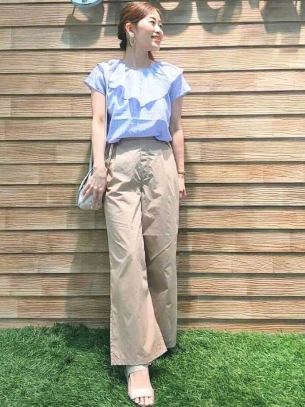 パープル系のシャツ/ブラウス、ベージュ系のその他パンツ、ホワイト系のショルダーバッグを着用したレディースの夏コーディネートの1枚目の写真