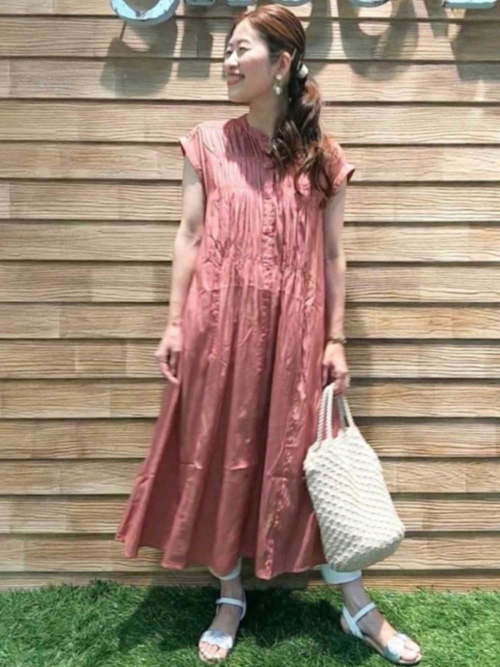 オレンジ系のワンピース、ホワイト系のその他パンツ、ホワイト系のショルダーバッグを着用したレディースの秋コーディネートの1枚目の写真