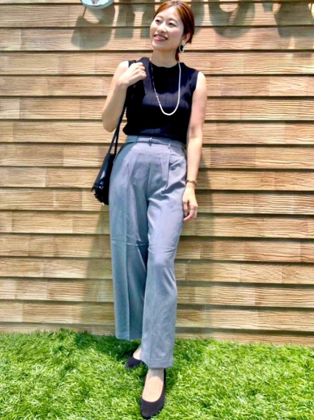 ブラック系のタンクトップ、ブラック系のその他パンツ、ブラック系のショルダーバッグを着用したレディースの秋コーディネートの1枚目の写真