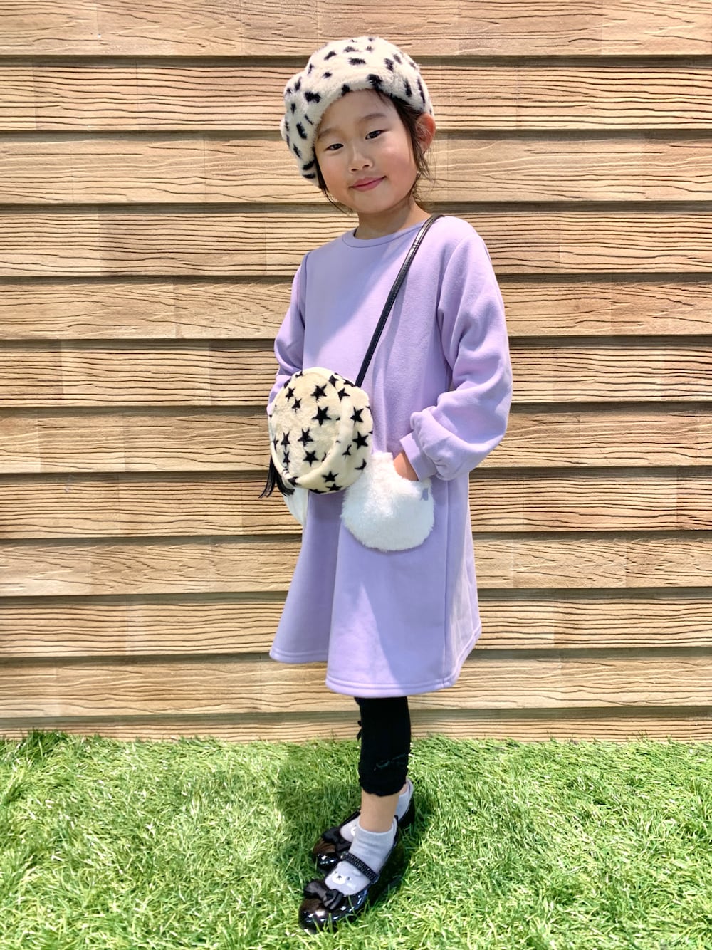 「シューラルー、冬コーデ、キッズコーデ、キッズファッション、子供服、女の子、ワンピース、レギンス、ベレー帽、プチプラ、プチプラコーデ、STOP 誹謗中傷、WEARは皆の拠り所、笑顔の輪を繋ごう、繋ごう素敵な心の声を」｜「SHOO・LA・RUEの【90-140cm/速乾】CVC裏起毛ファーポケットワンピ（ワンピース、パープル系）」を使った、E r i   さん（キッズ・110cm）の冬コーディネートの1枚目の写真