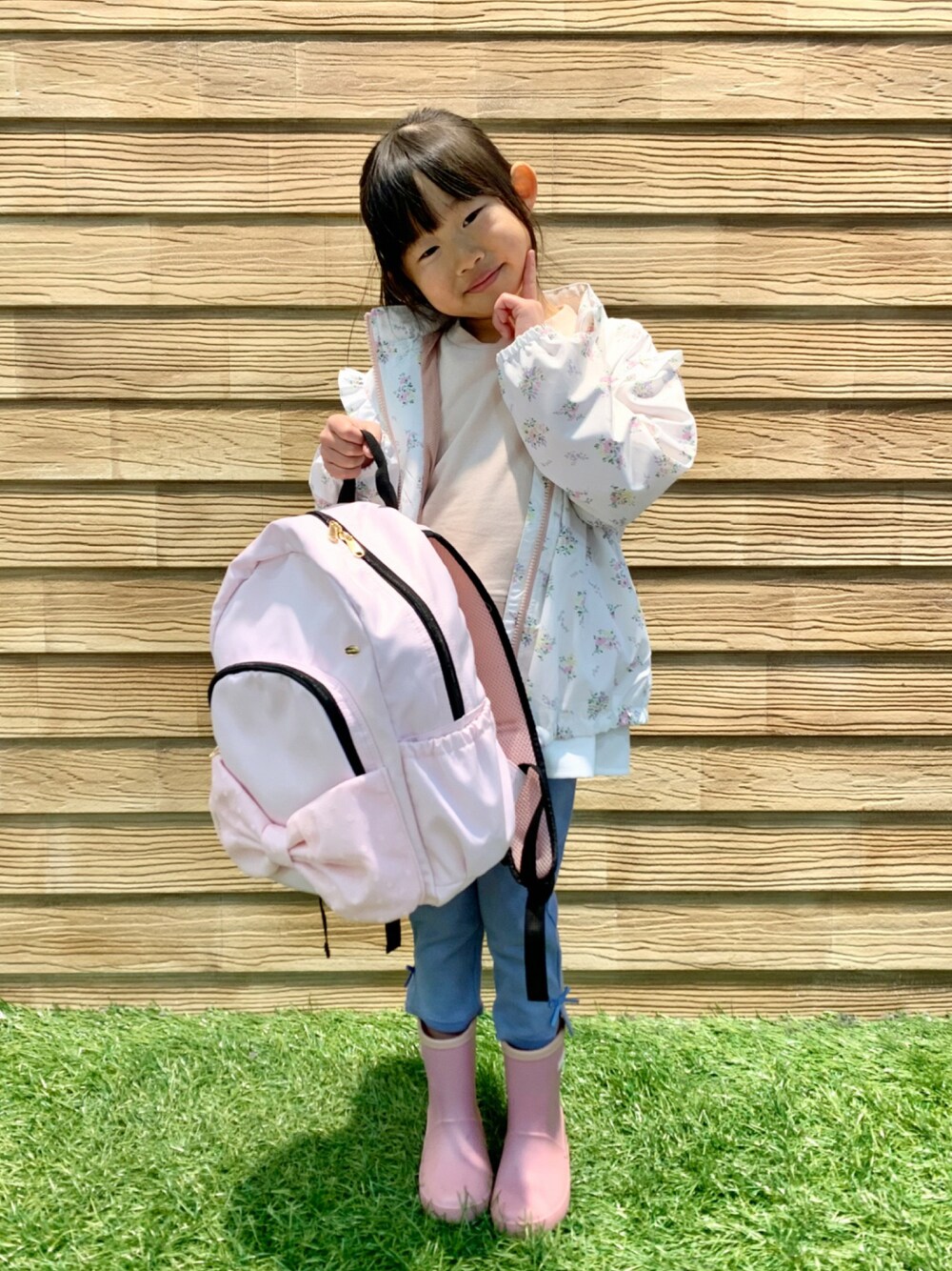 「シューラルー、シューラルーキッズ、キッズコーデ、キッズファッション、カジュアルコーデ、カラー×コーデ、プチプラ、女の子、羽織り、花柄、ブルゾン、リボン、リュック、カラーパンツ」｜「SHOO・LA・RUEの【100-140cm/撥水】総柄フリルブルゾン（ブルゾン、ベージュ系）」を使った、E r i   さん（キッズ・162cm）の春コーディネートの1枚目の写真