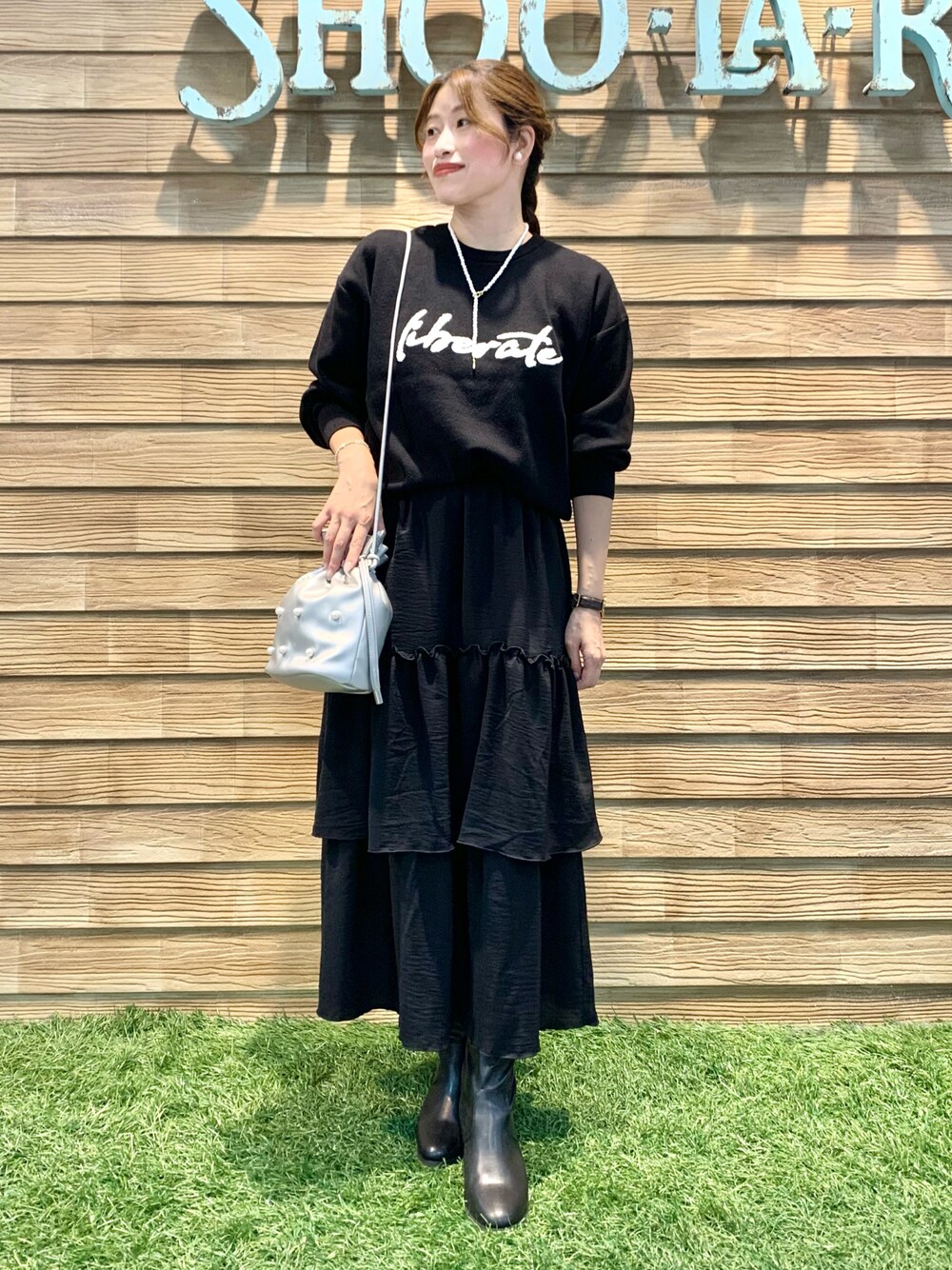 「シューラルー、キューティーブロンド、大人カジュアル、きれいめカジュアル、お出かけコーデ、モノトーン、ブラックコーデ、ブラック、ニット、スカート、ブーツ、シルバー、ショルダーバッグ」｜「SHOO・LA・RUEの【洗える／S－LL】ちくちくしにくい優しいサガラロゴニット（ニット/セーター、ブラック系）」を使った、E r i   さん（レディース・162cm）の秋コーディネートの1枚目の写真