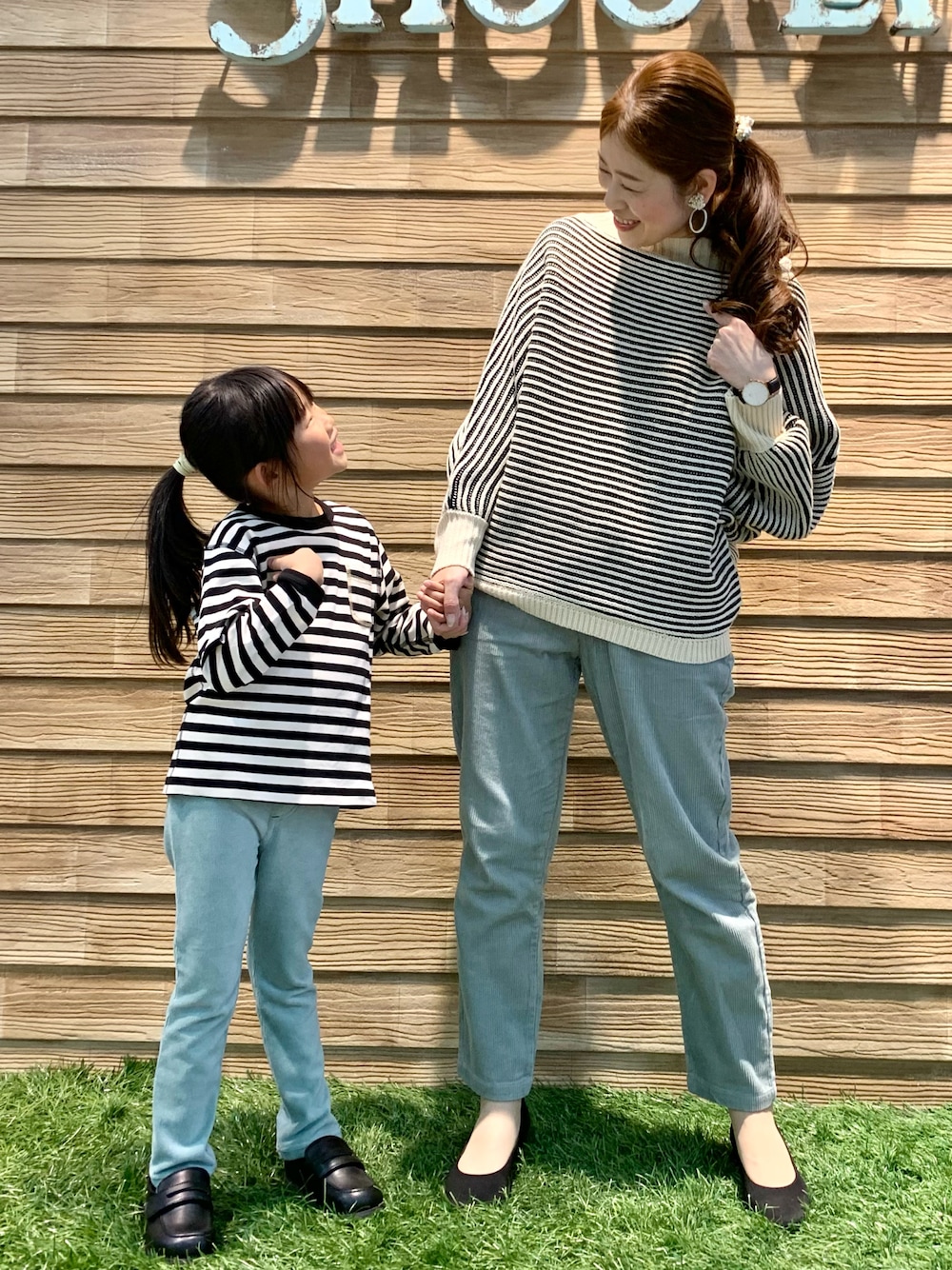 ブラック系のTシャツ/カットソー、グリーン系のその他パンツ、ブラック系のドレスシューズを着用したキッズの秋コーディネートの1枚目の写真