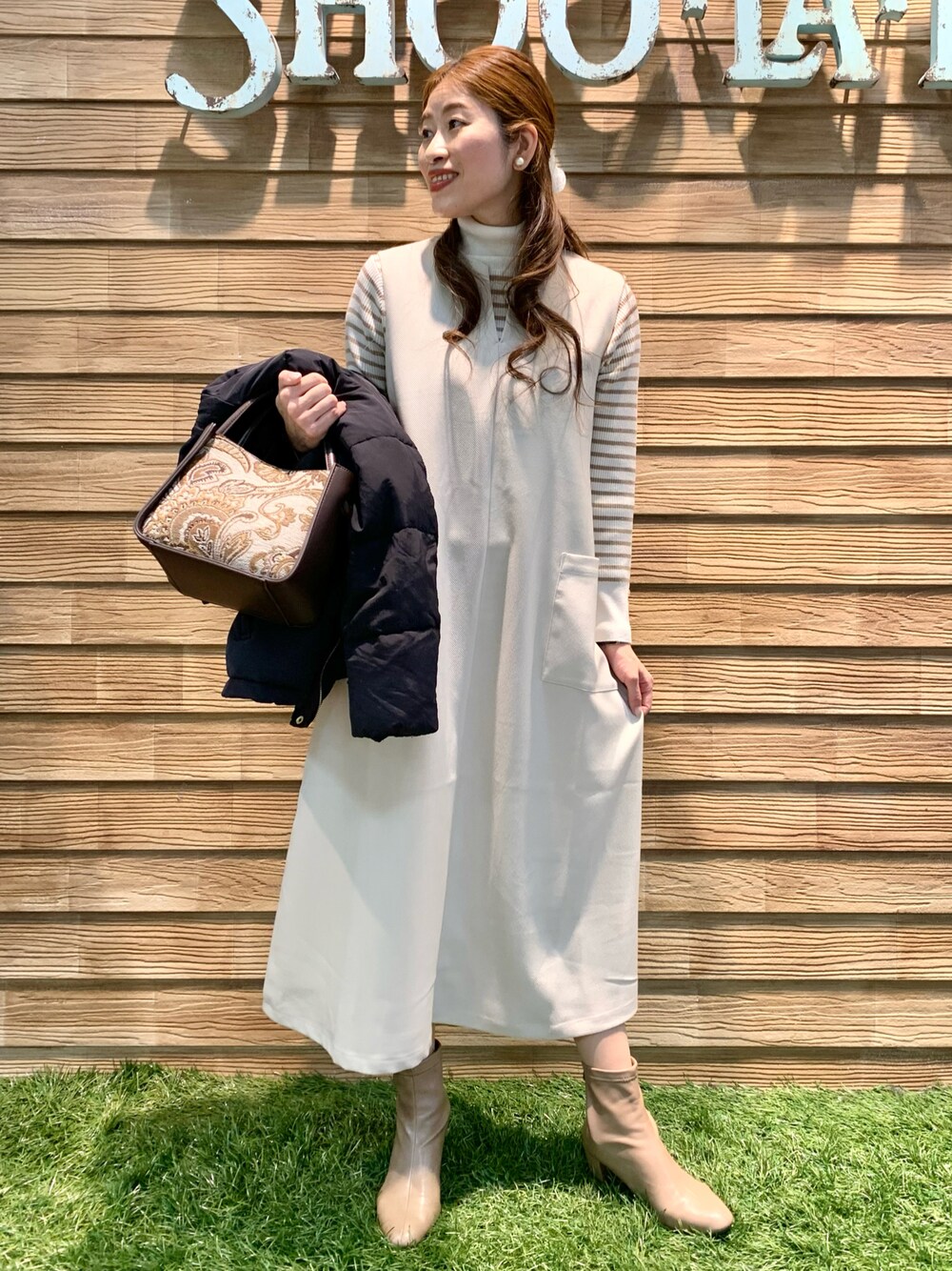 ブラック系のその他アウター、ベージュ系のワンピース、ベージュ系のニット/セーターを着用したレディースの冬コーディネートの1枚目の写真