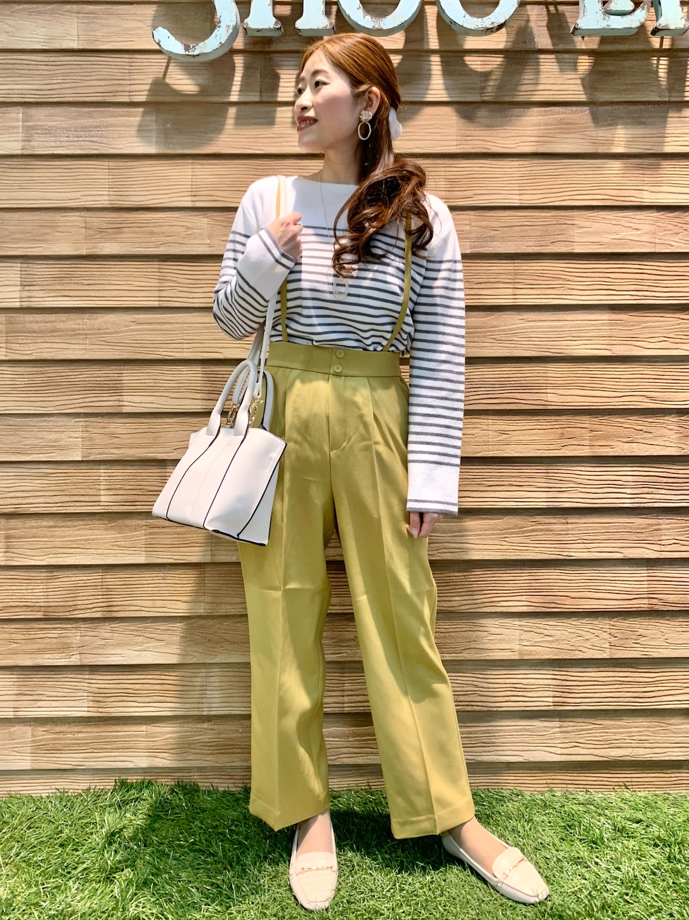 グレー系のニット/セーター、イエロー系のその他パンツ、ホワイト系のトートバッグを着用したレディースの冬コーディネートの1枚目の写真