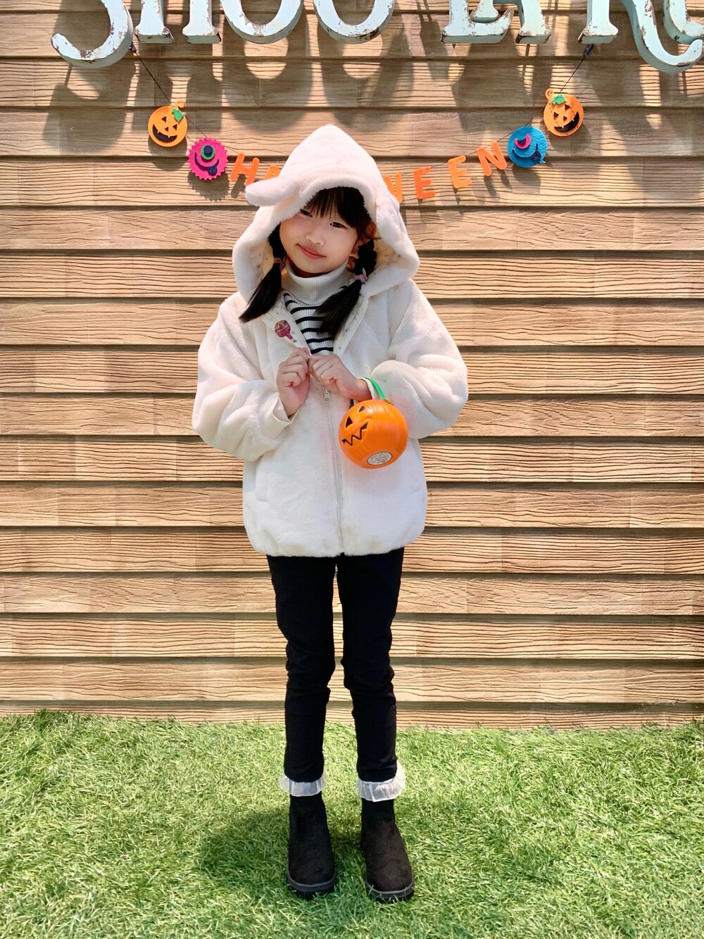「シューラルー、シューラルーキッズ、モノトーン、ホワイト、パーカー、ボーダー、ニット、ブラック、パンツスタイル、ブーツ、リンクコーデ、レイヤードスタイル、ハロウィン、ボーダーを探せ！、スウィーツ同盟会」｜「SHOO・LA・RUEの【110-140cm】エコファー耳つきパーカー（ブルゾン、ホワイト系）」を使った、E r i   さん（骨格ウェーブ・キッズ・127cm）の秋コーディネートの1枚目の写真