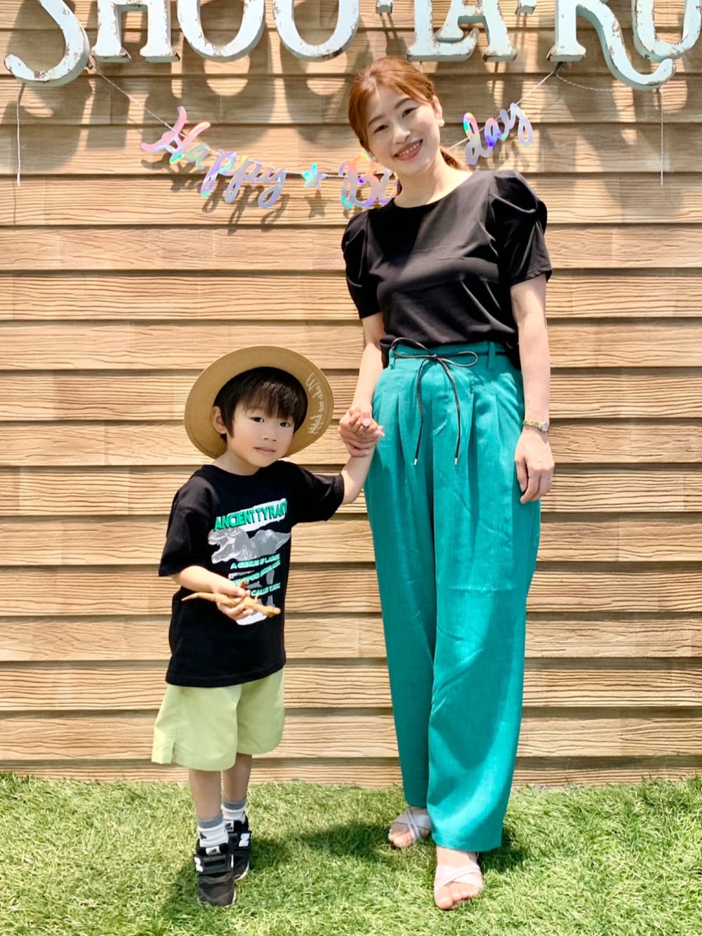 「シューラルー、ドレスキップ、きれいめカジュアル、大人カジュアル、ブラック、プルオーバー、グリーン、パンツスタイル、シルバー、ポシェット、サンダル、カラー×コーデ、アツいコーデ全部見せ、ナツいコーデを全部見せ、秋服準備はじめました」｜「DRESKIPの【接触冷感】一枚でキマるツイストスリーブTシャツ（Tシャツ/カットソー、ブラック系）」を使った、E r i   さん（骨格ウェーブ・レディース・162cm）の夏コーディネートの1枚目の写真