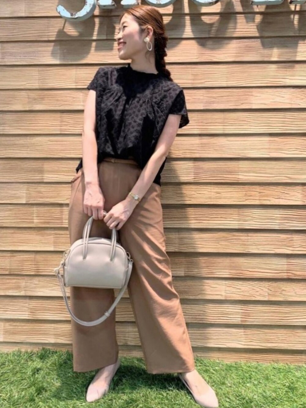 ブラック系のシャツ/ブラウス、イエロー系のその他パンツ、ベージュ系のボストンバッグを着用したレディースの秋コーディネートの1枚目の写真