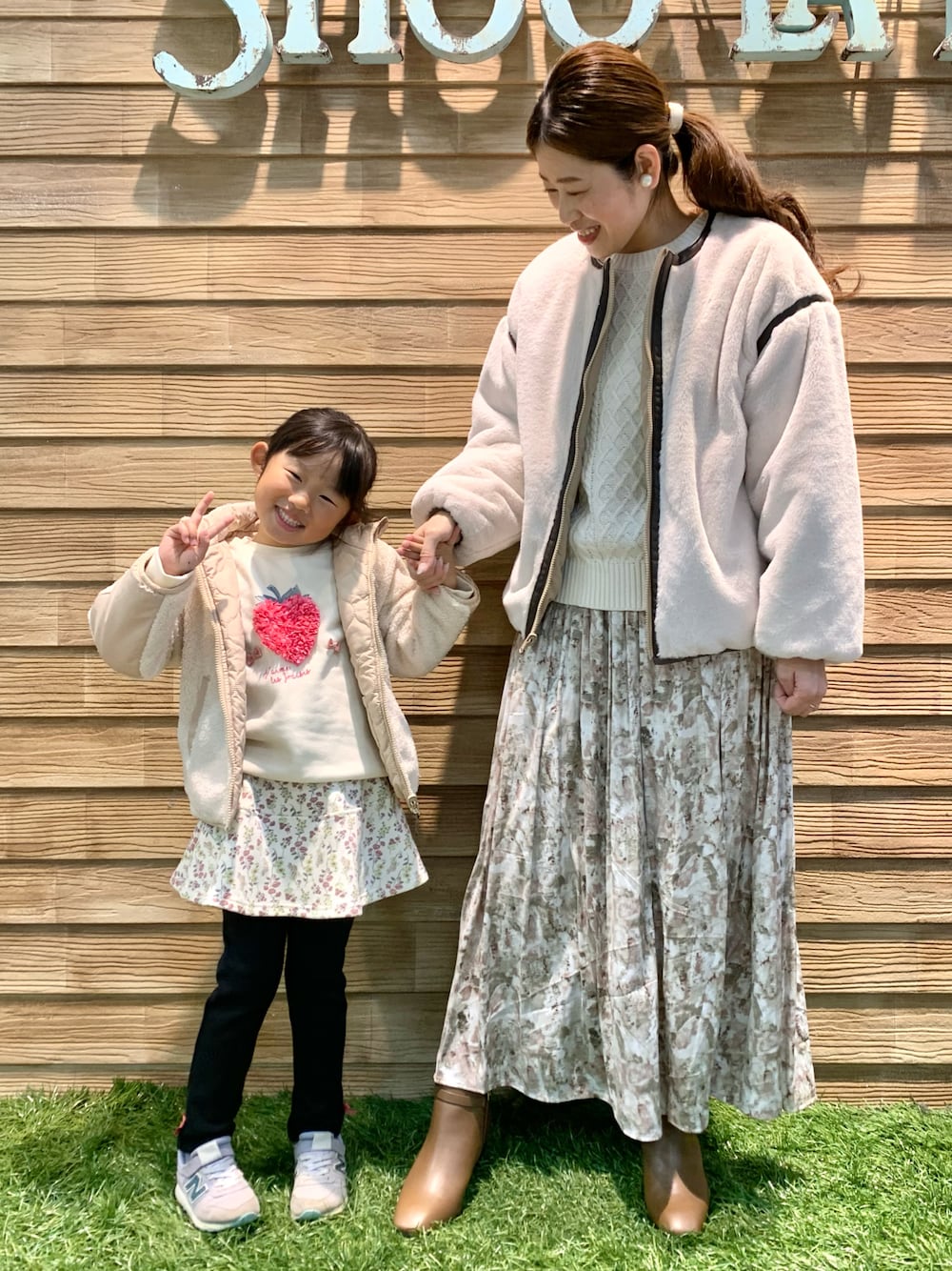 ベージュ系のブルゾン、ホワイト系のニット/セーター、ベージュ系のスカートを着用したレディースの秋コーディネートの1枚目の写真