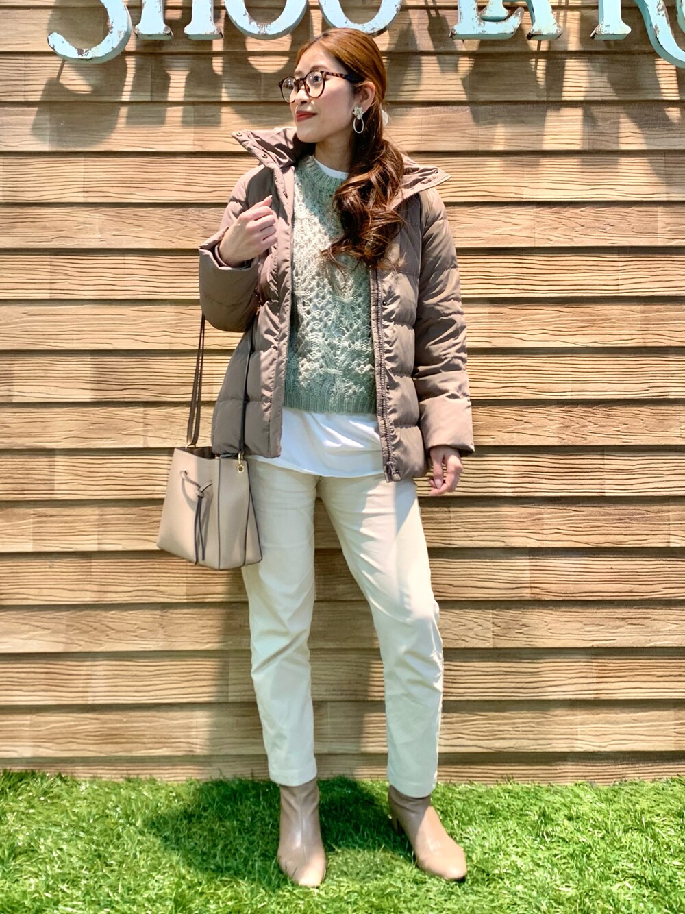 ベージュ系のダウンジャケット/コート、グリーン系のニット/セーター、ホワイト系のその他パンツを着用したレディースの冬コーディネートの1枚目の写真