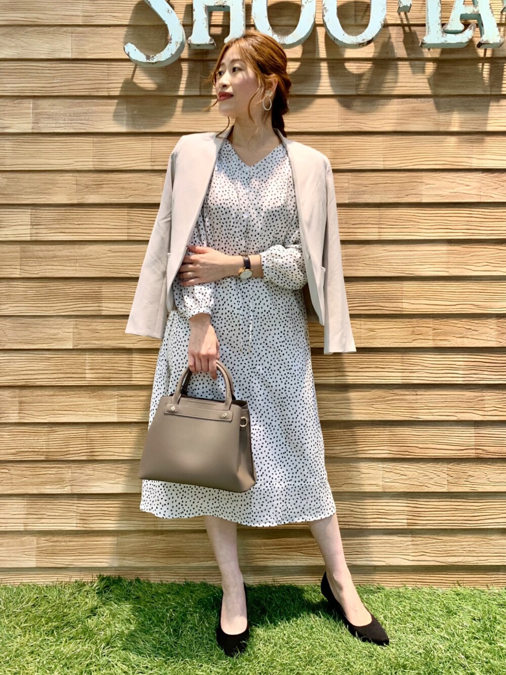 「シューラルー、ドレスキップ、大人カジュアル、きれいめカジュアル、春コーデ、フォーマル、淡色コーデ、通勤コーデ、卒業式、入学式、ジャケット、ワンピース、STOP 誹謗中傷、WEARは皆の拠り所、グミ同盟」｜「SHOO・LA・RUEの【S-5L/洗濯機可/2WAYストレッチ】ダブルクロスVネックジャケット（ノーカラージャケット、ベージュ系）」を使った、E r i   さん（レディース・162cm）の冬コーディネートの1枚目の写真