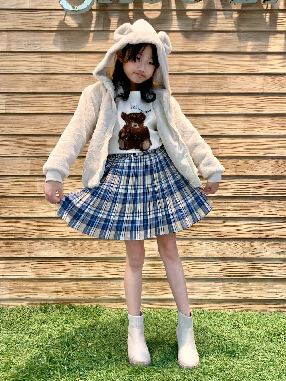 「シューラルー、シューラルーキッズ、女の子、シンプルコーデ、おでかけコーデ、淡色コーデ、ホワイトコーデ、ホワイト、パーカー、くまさん、ニット、ブルー、チェック、スカート、ブーツ」｜「SHOO・LA・RUEの【110-140cm】フェイクファー耳付きパーカー（ブルゾン、ベージュ系）」を使った、E r i   さん（キッズ・137cm）の春コーディネートの1枚目の写真